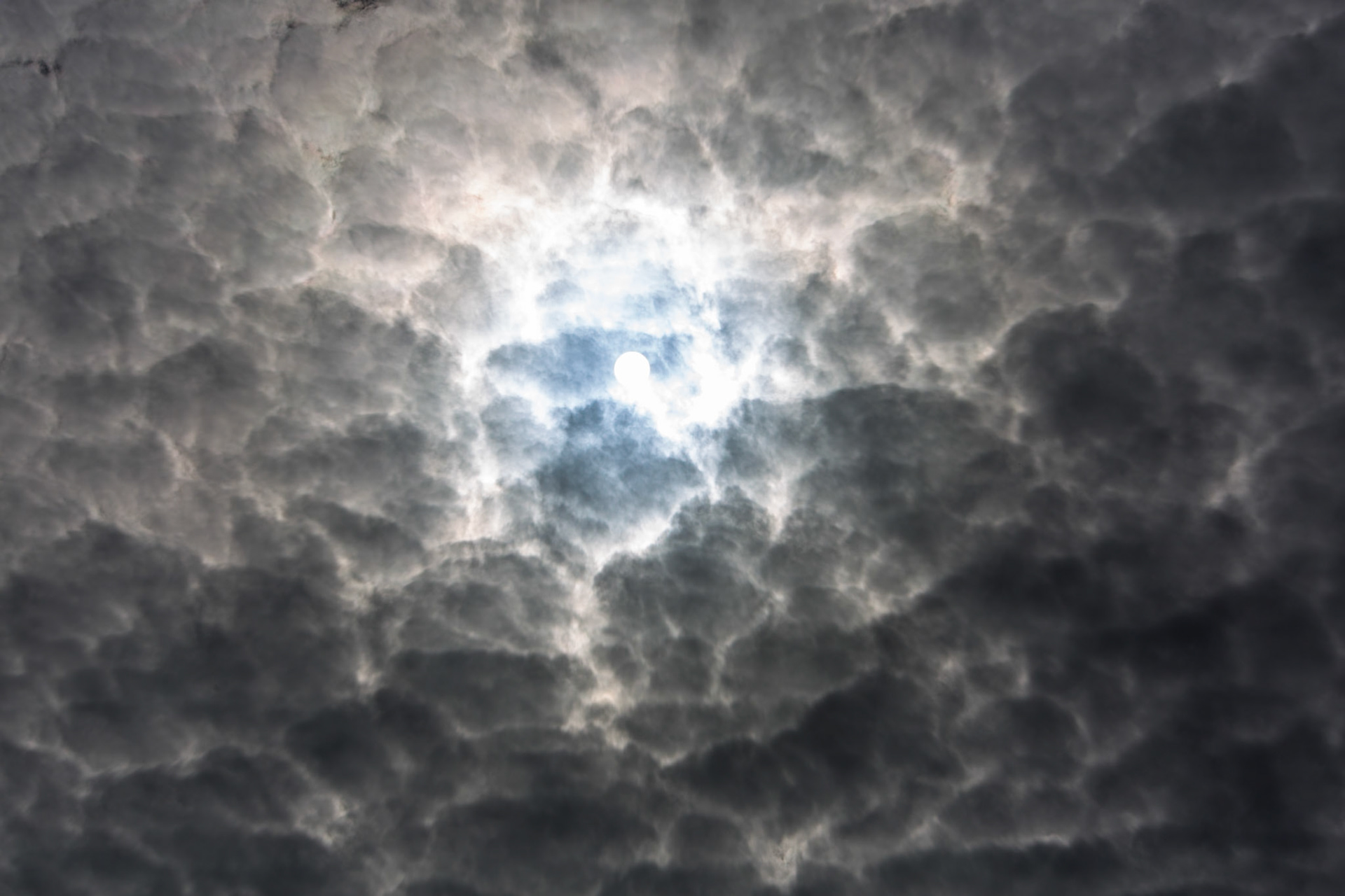 Sun through the cloud, De Hoop