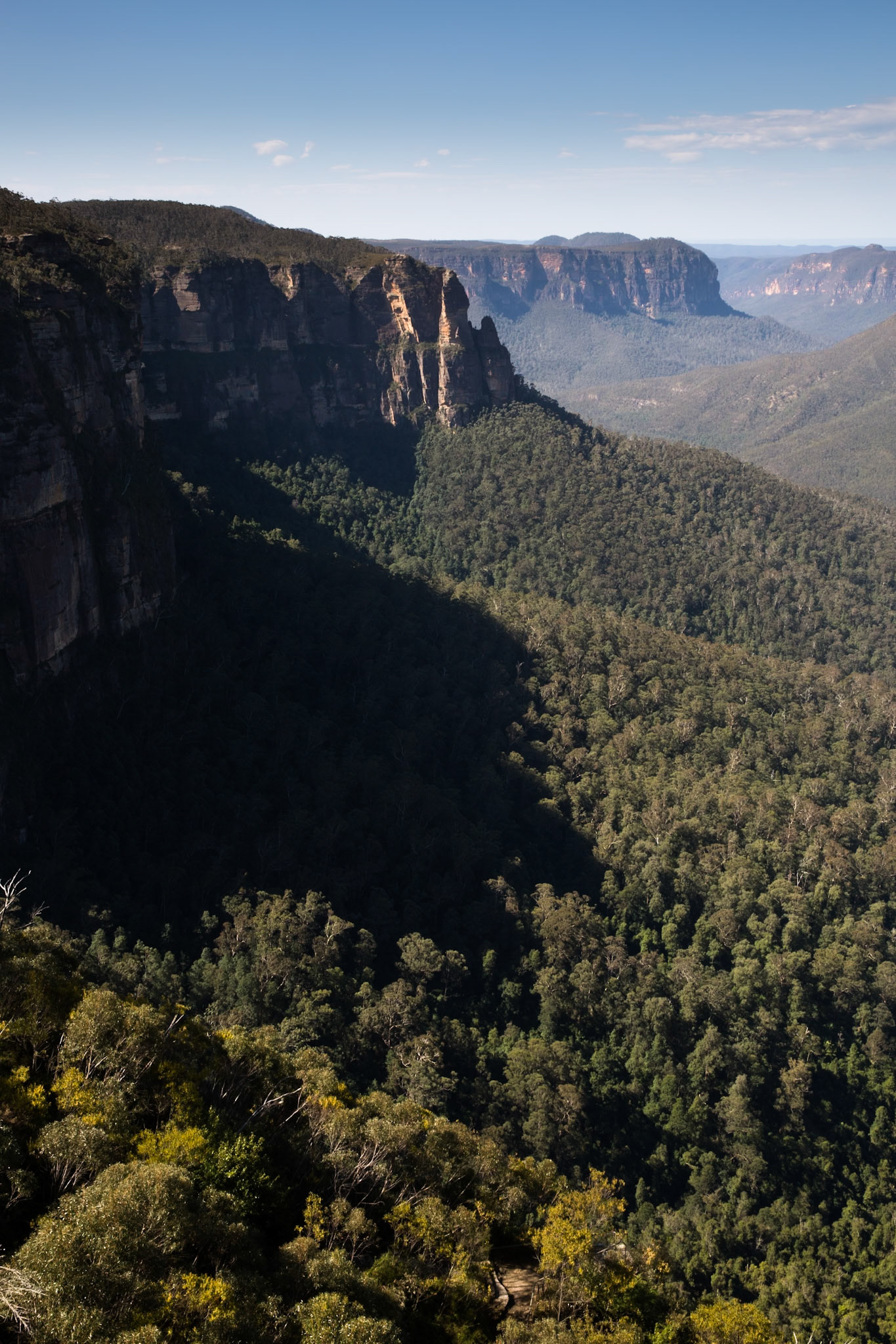 Descended from Neates Glen car park down to and through the Grand Canyon and back up to Evans Lookout. We continued along the clifftop path to Govett's leap and then on to Pulpit Rock. Notes by Peter Watt.