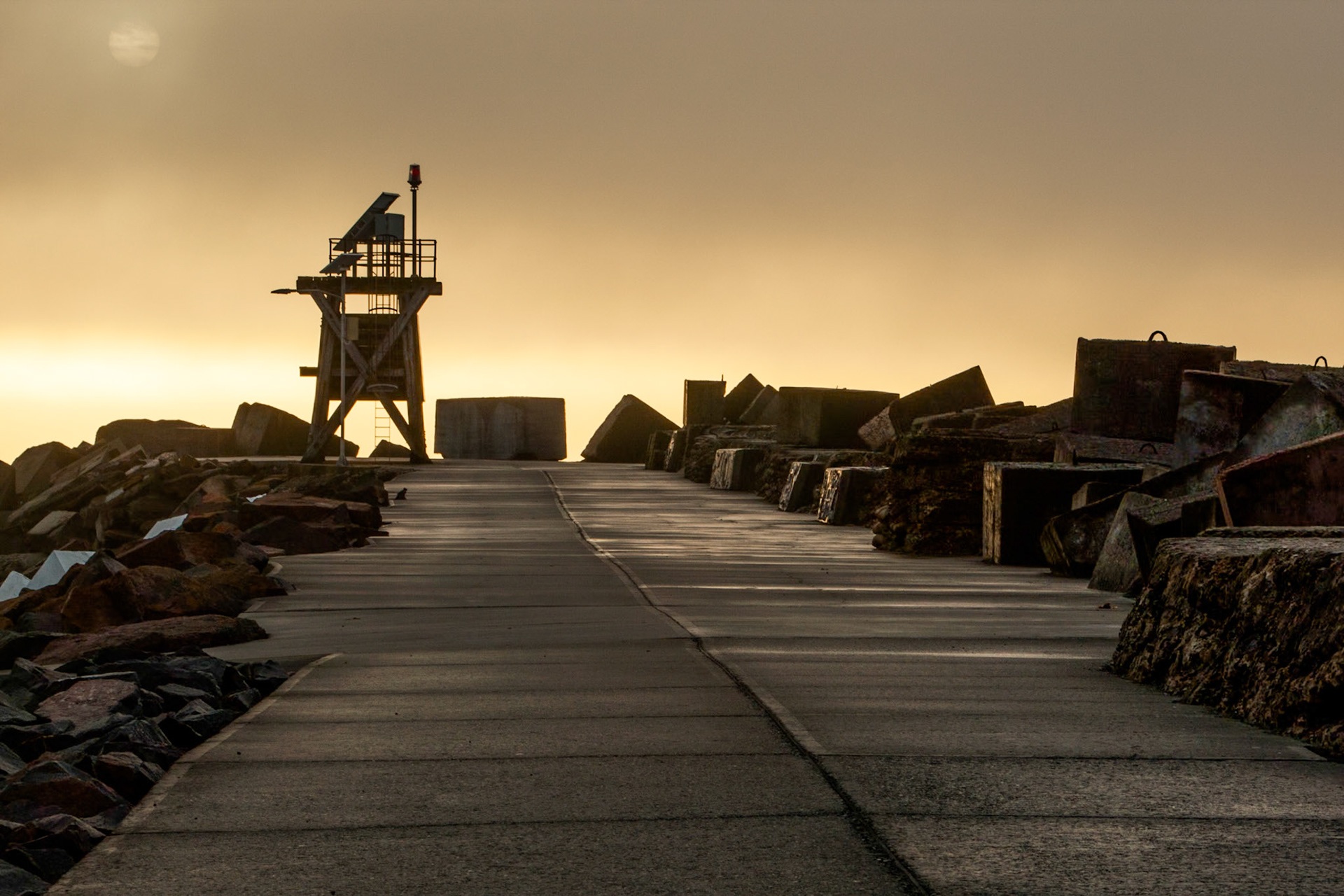 The early morning sun through the mist reavealing alien images of Macquaries pier.