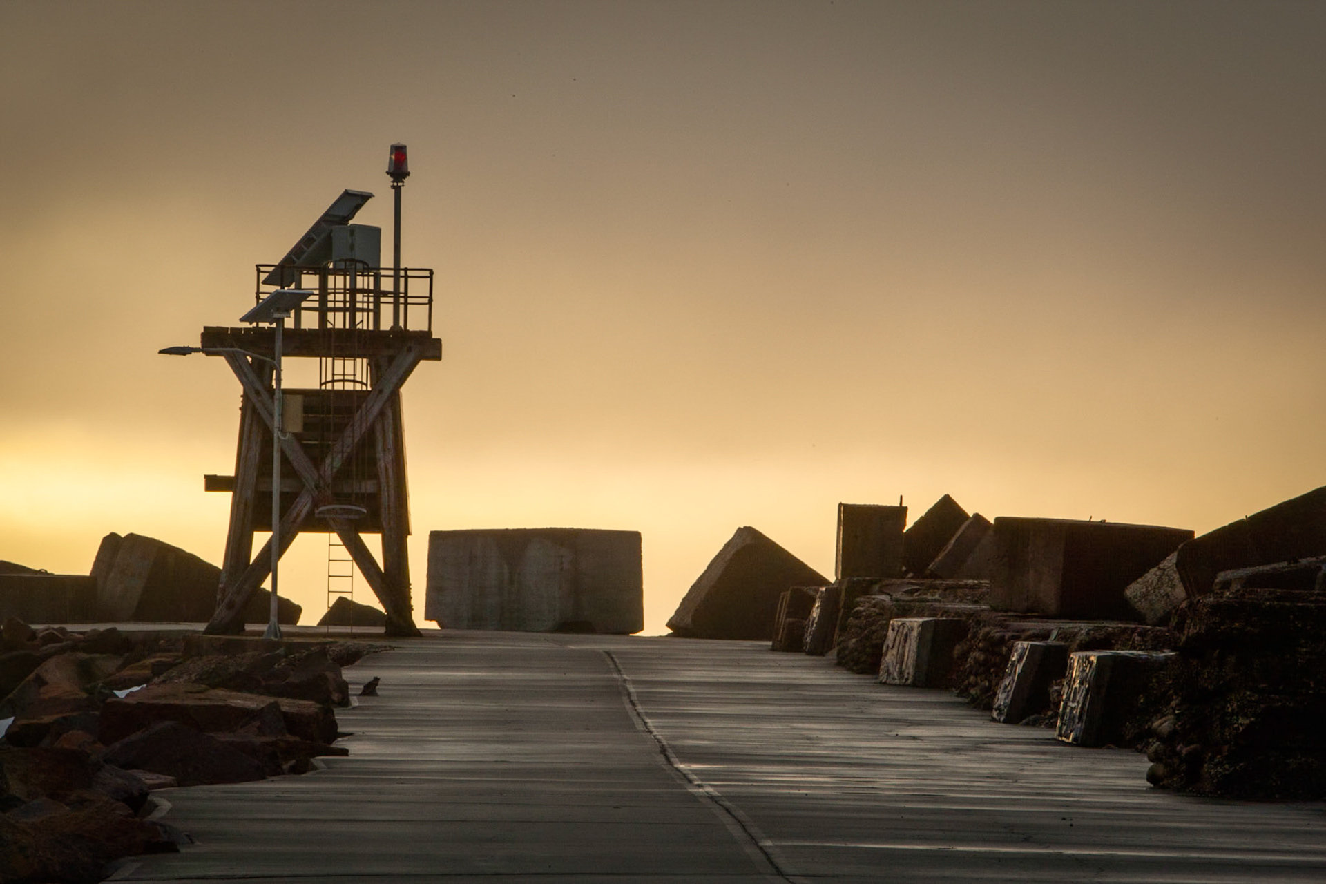 The early morning sun through the mist reavealing alien images of Macquaries pier.