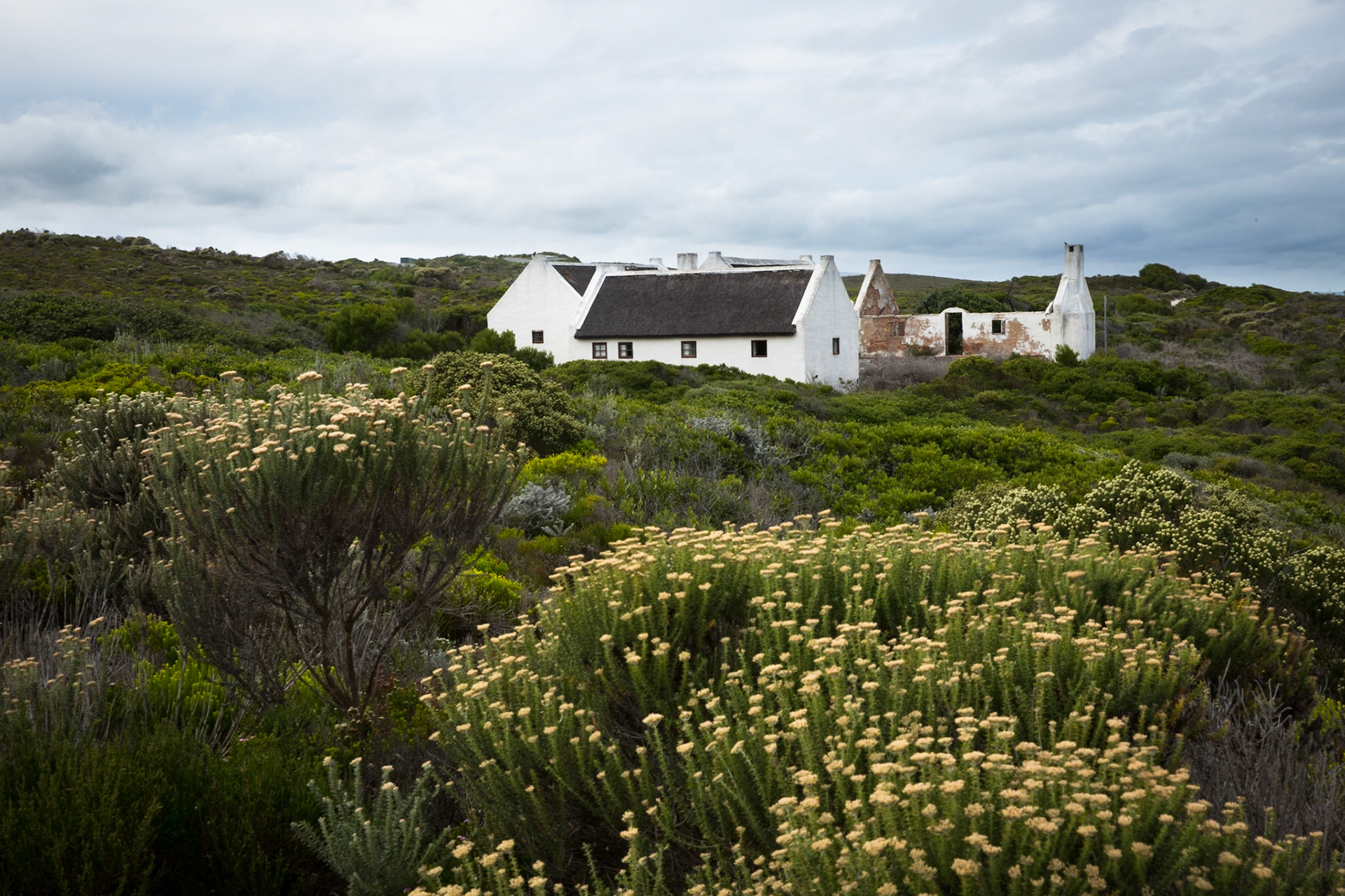 Ruins at Koppie Alleen, De Hoop