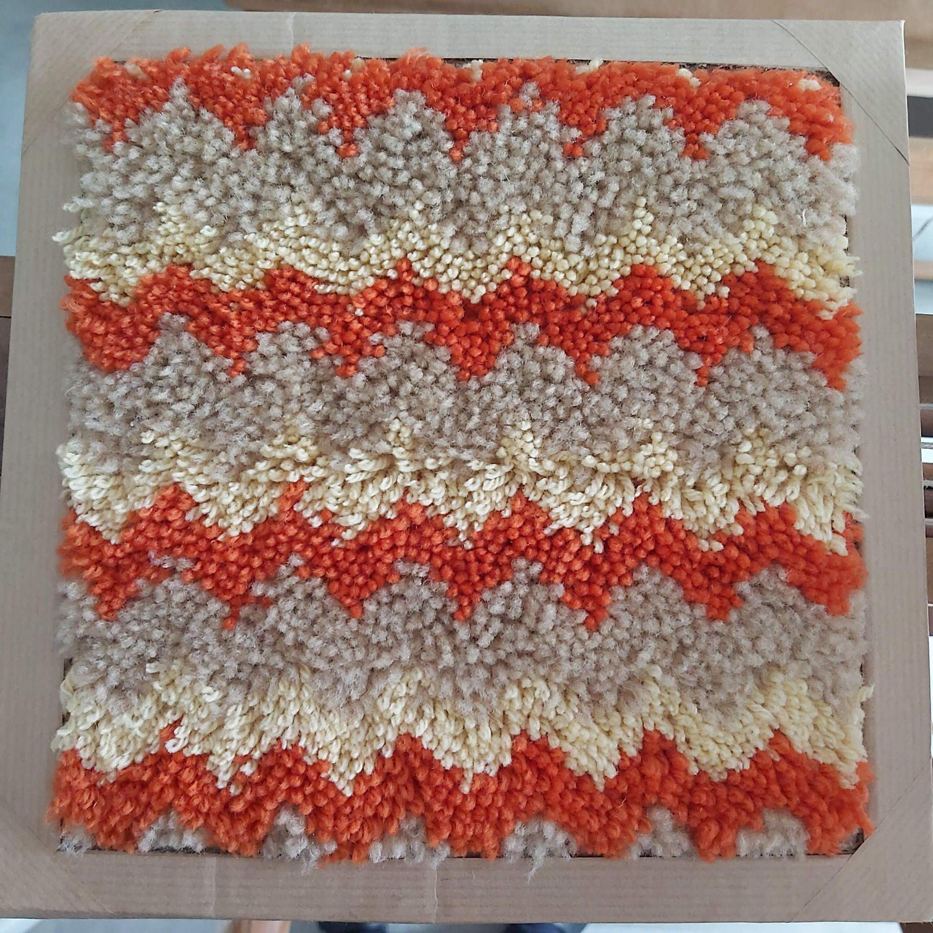 dimensions 22cm x 22cm x 4cm)