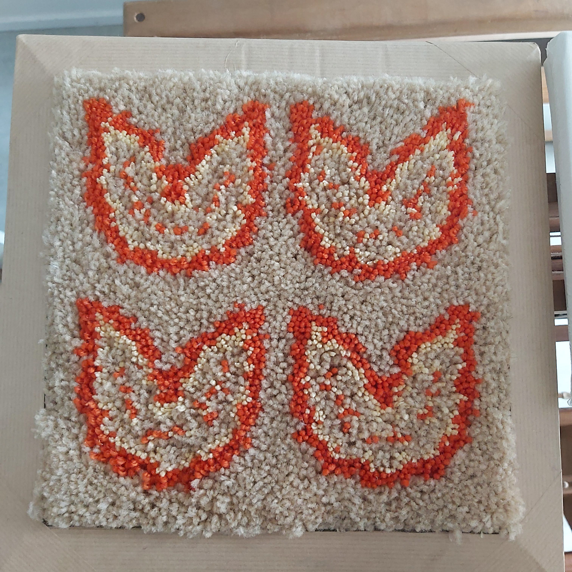 (dimensions 45cm x 45cm x 4cm)