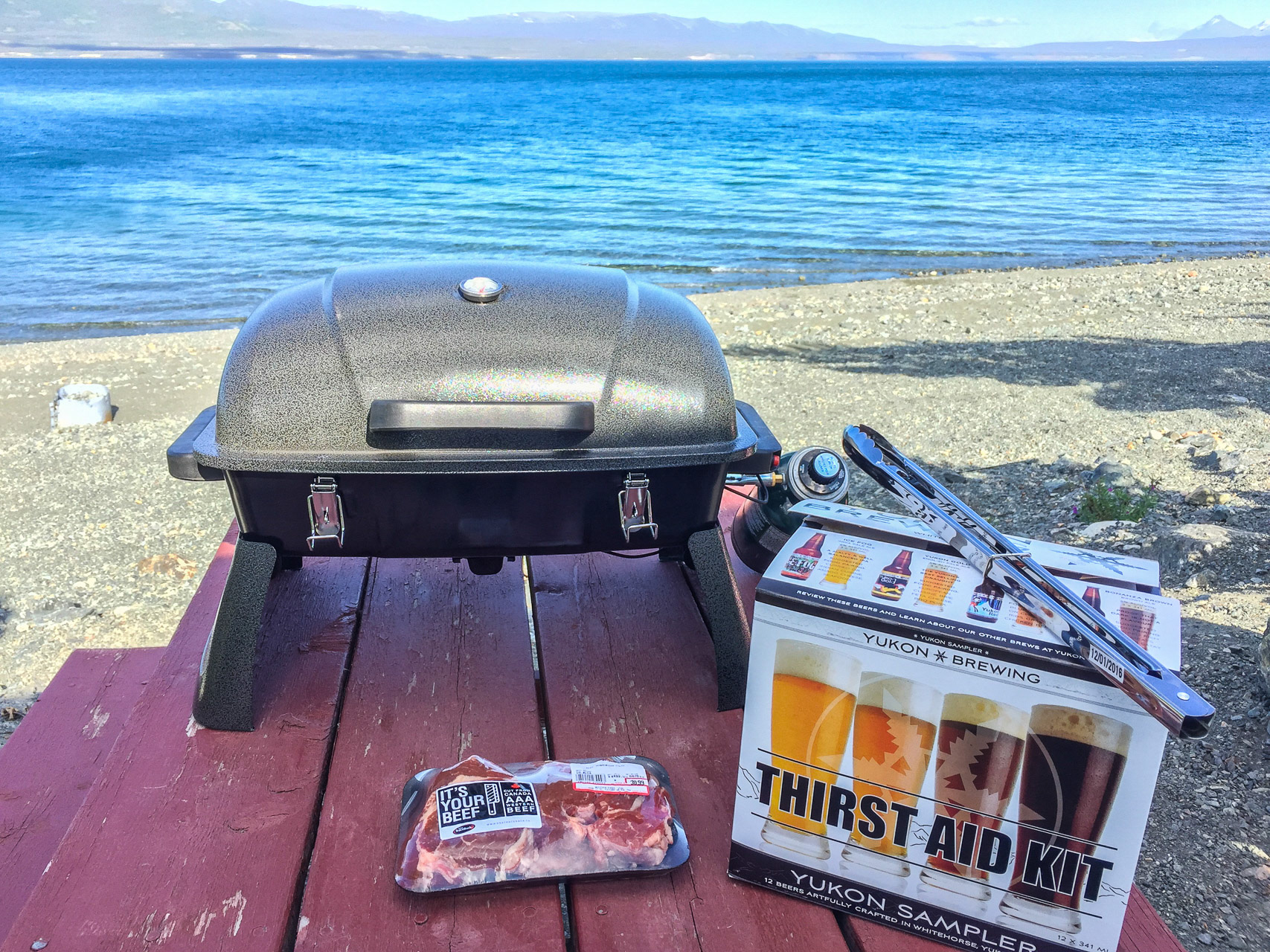 unseren Grill fertig zusammengebaut / das Yukon Bier wartet probiert zu werden
