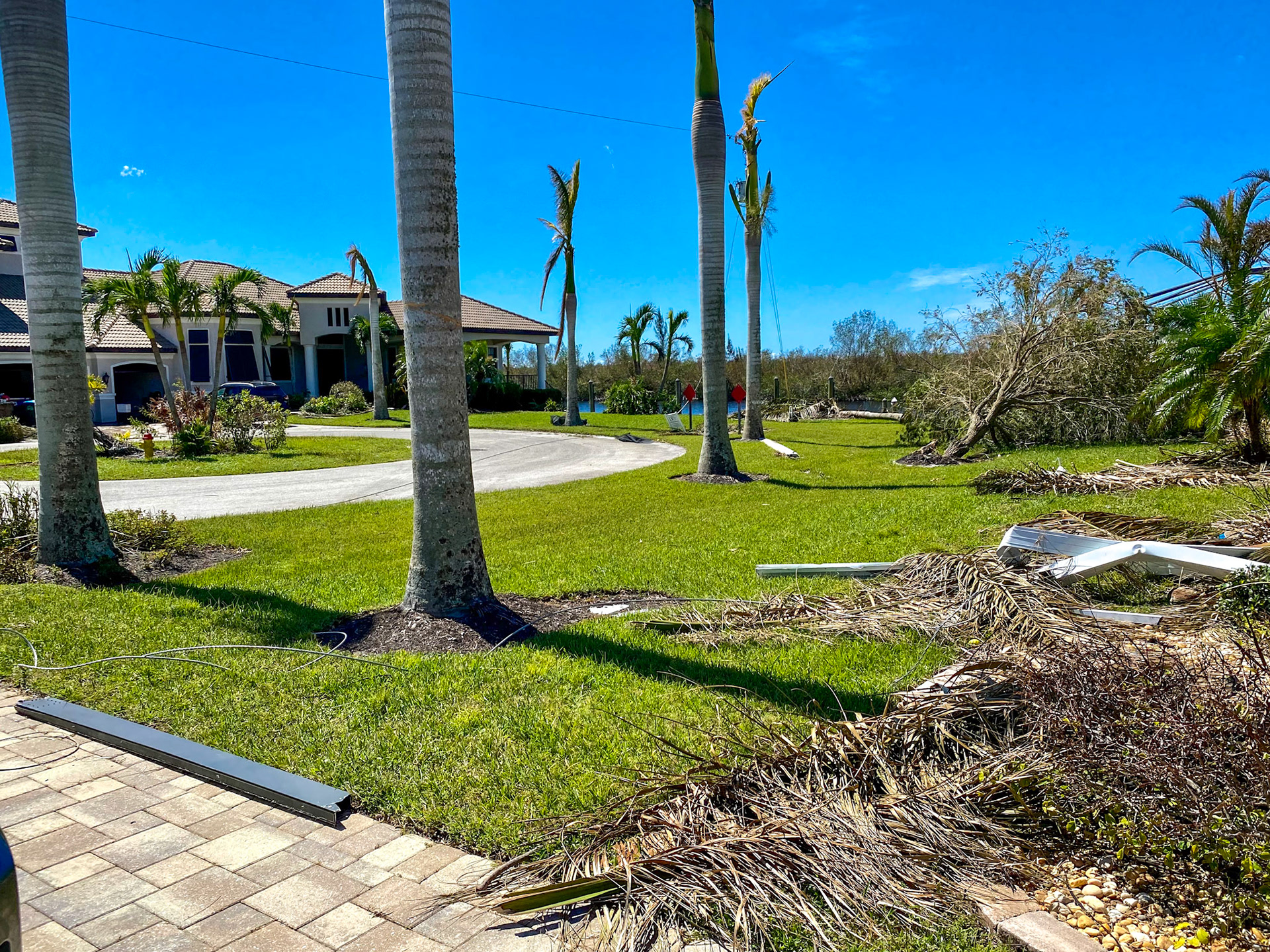 Stromleitungen am Boden