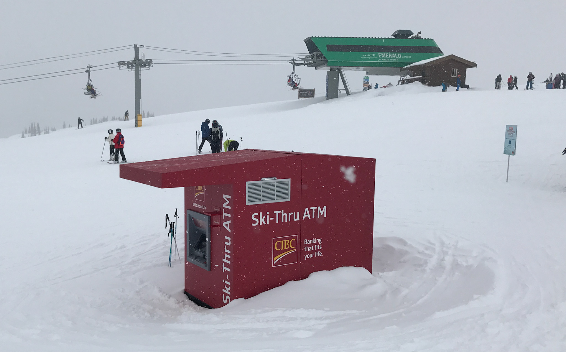 Geld-Automat auf der Piste