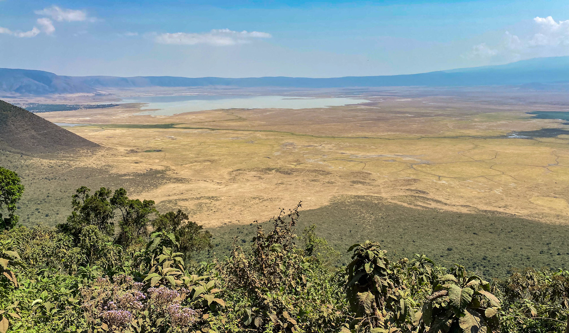 Blick auf den Ngorongoro Krater und Lake Magadi