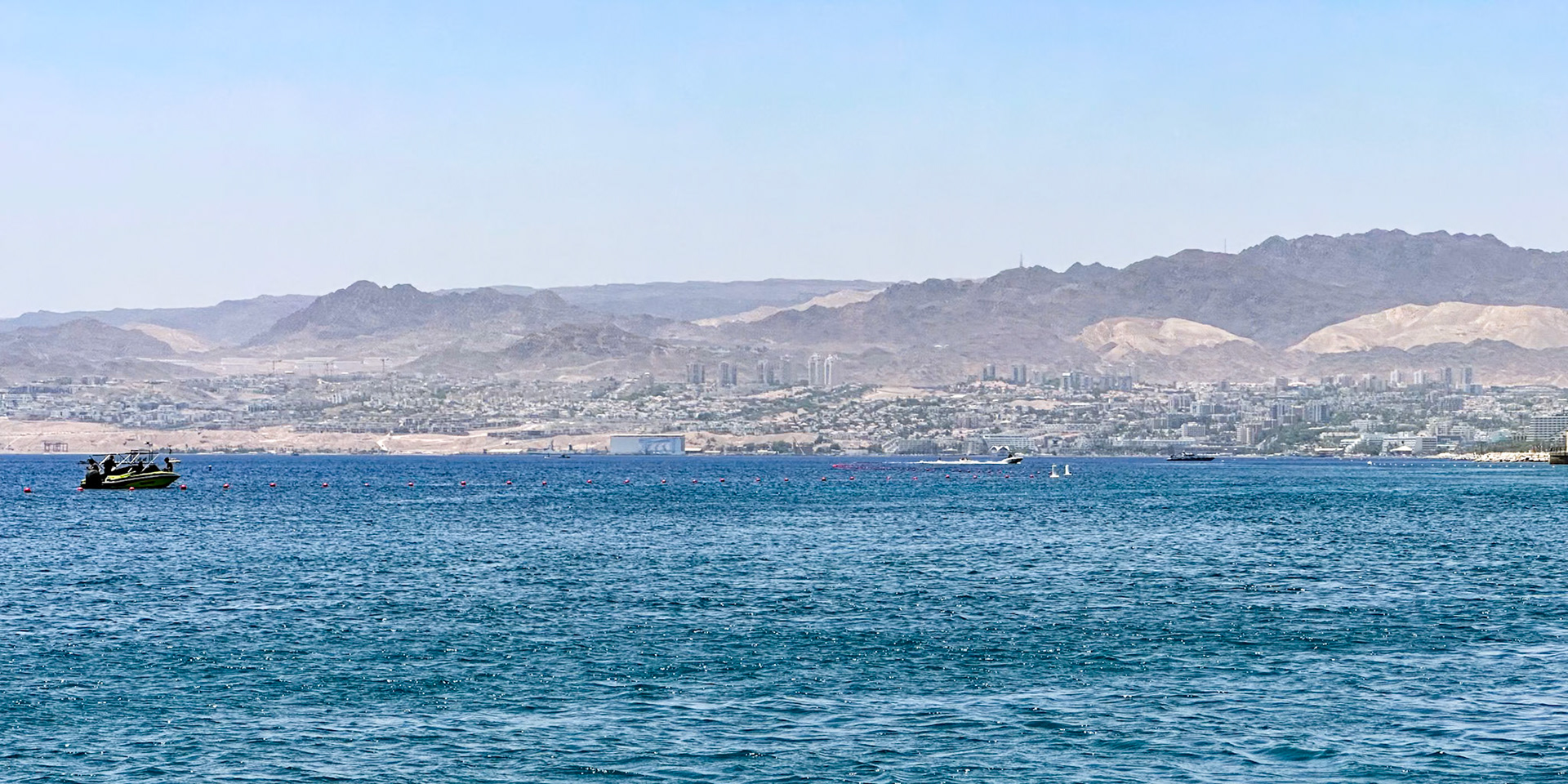 Blick über das rote Meer nach Israel (Eilat)