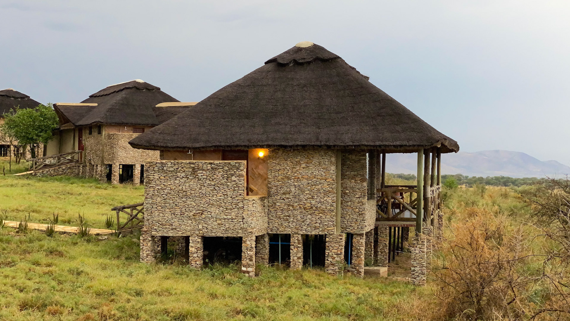 Serengeti Safari Lodge (mit Außendusche :-)