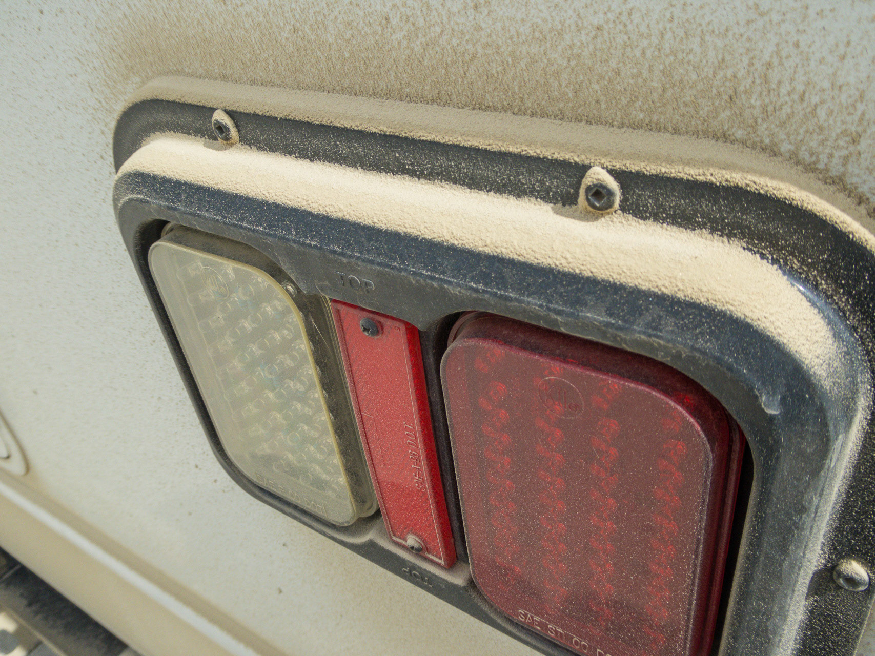 Highway-Staub auf unserem Camper