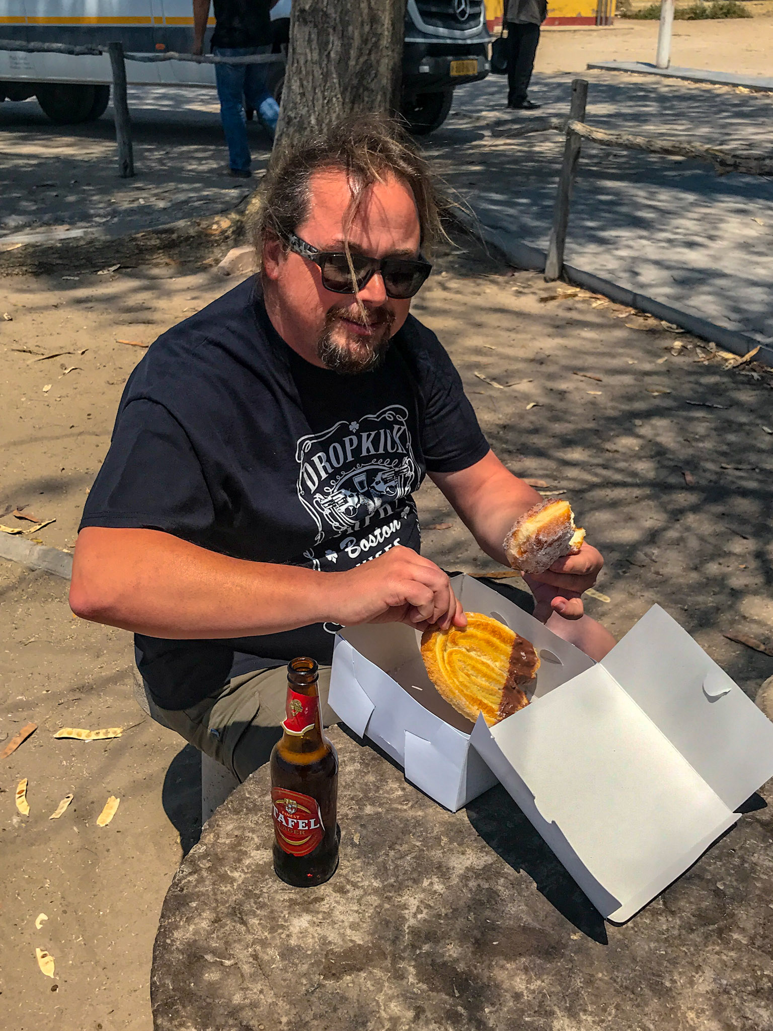 Frühstück: Schweinsohr &amp; Bier ("Tafel-Wasser")