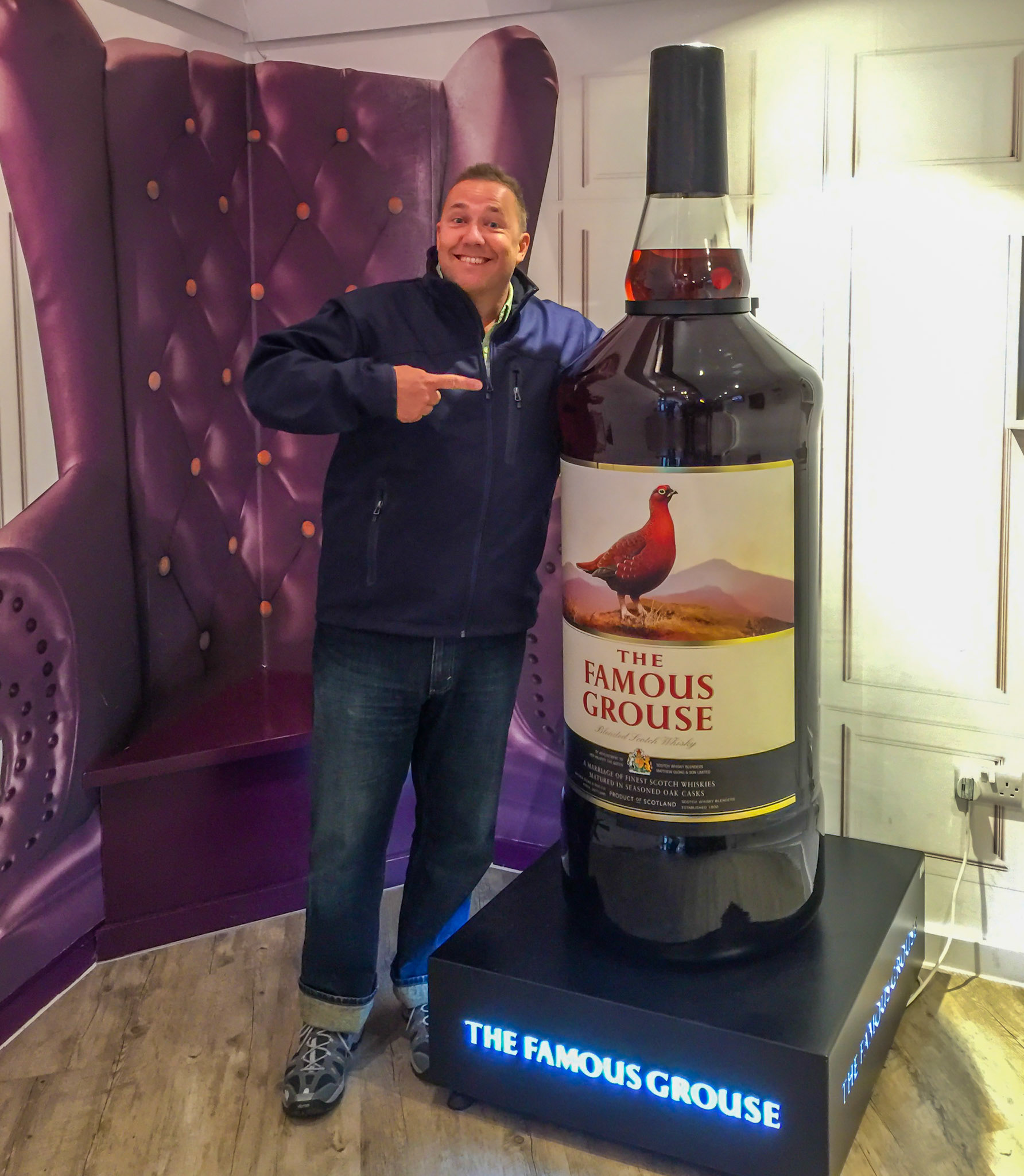 die größte Whisky Flasche der Welt (rechts)