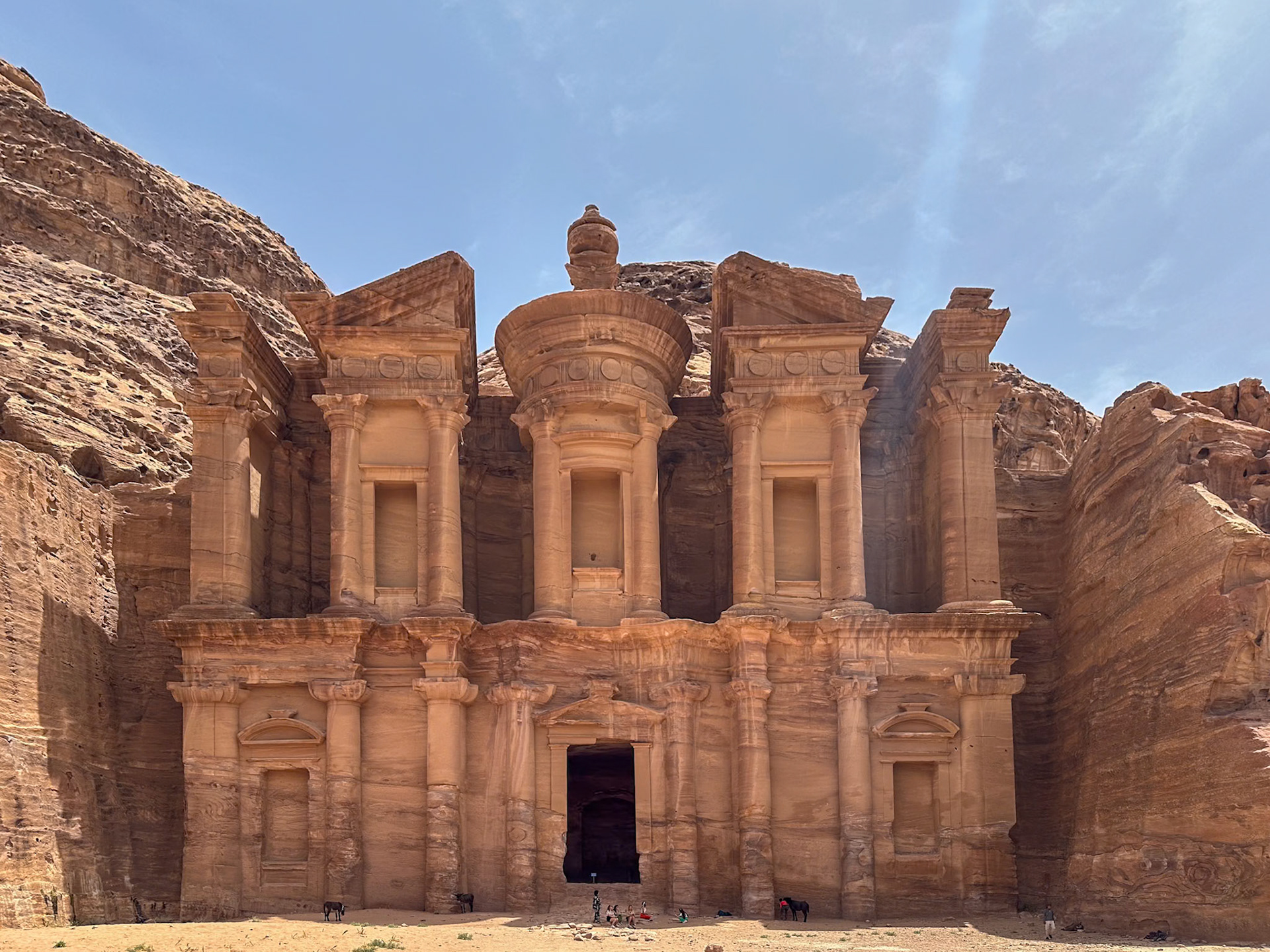 Ad Deir - Felsenkloster und spirituelle Stätte, im Jahr 3 v. Chr. als monumentales nabatäisches Grab erbaut