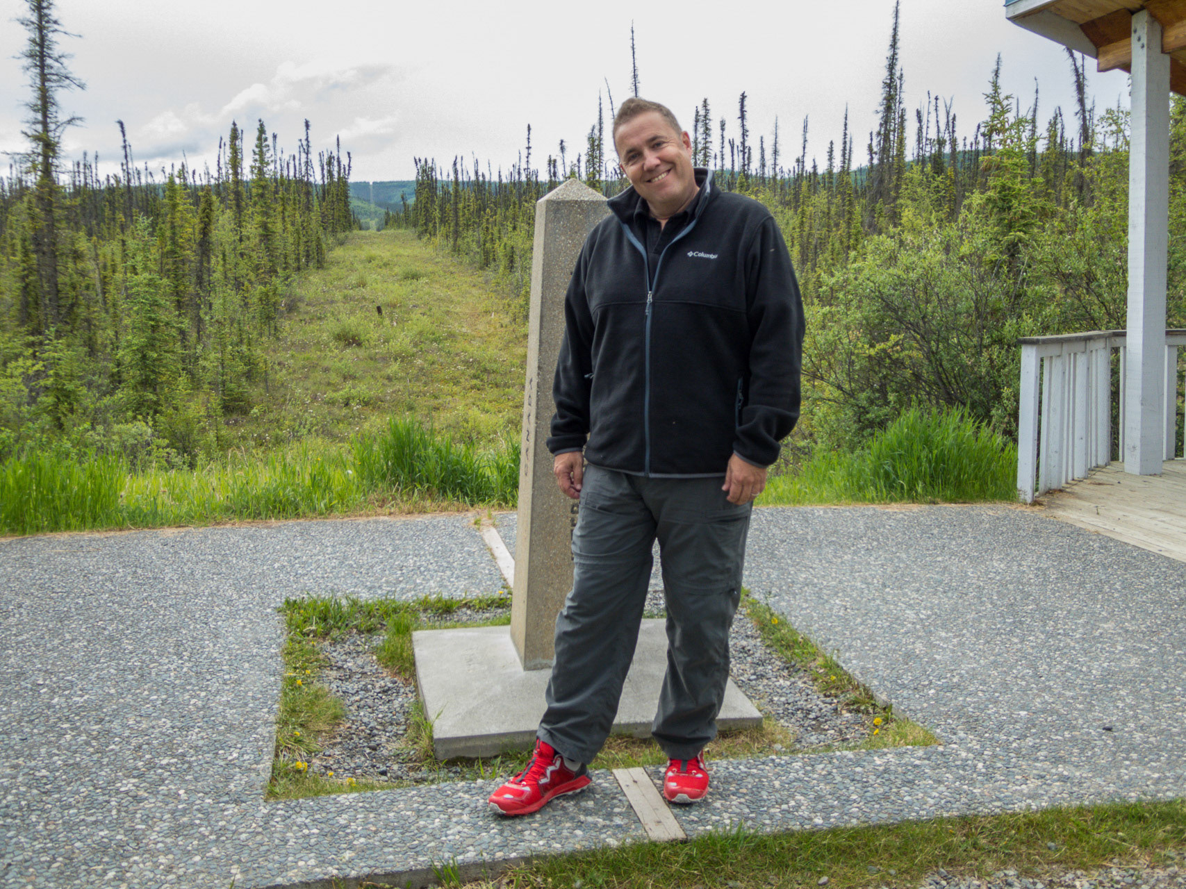 mit einem Bein im Yukon (Kanada) und mit dem anderen in Alaska (USA)
