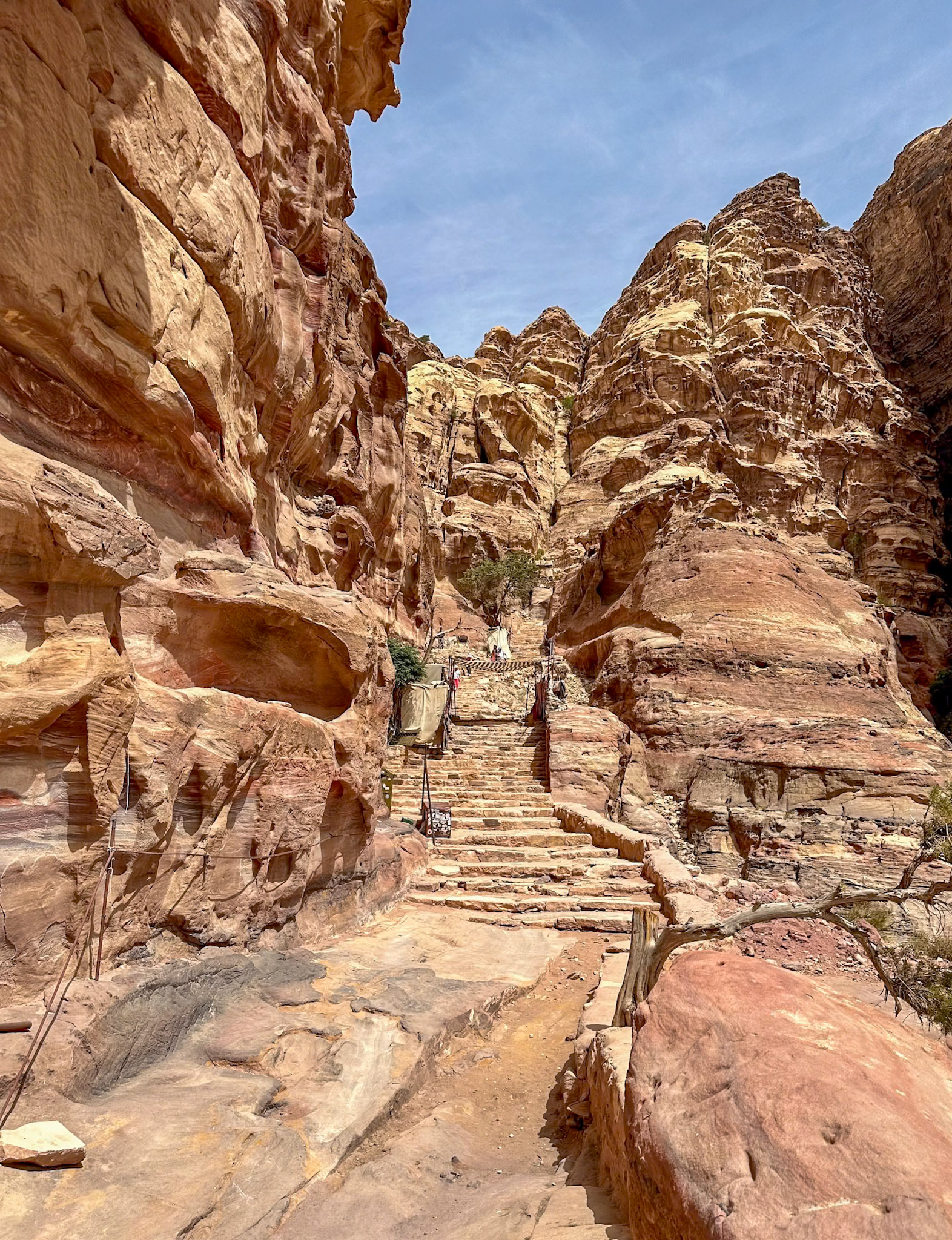 800+ Stufen hoch zum Kloster...