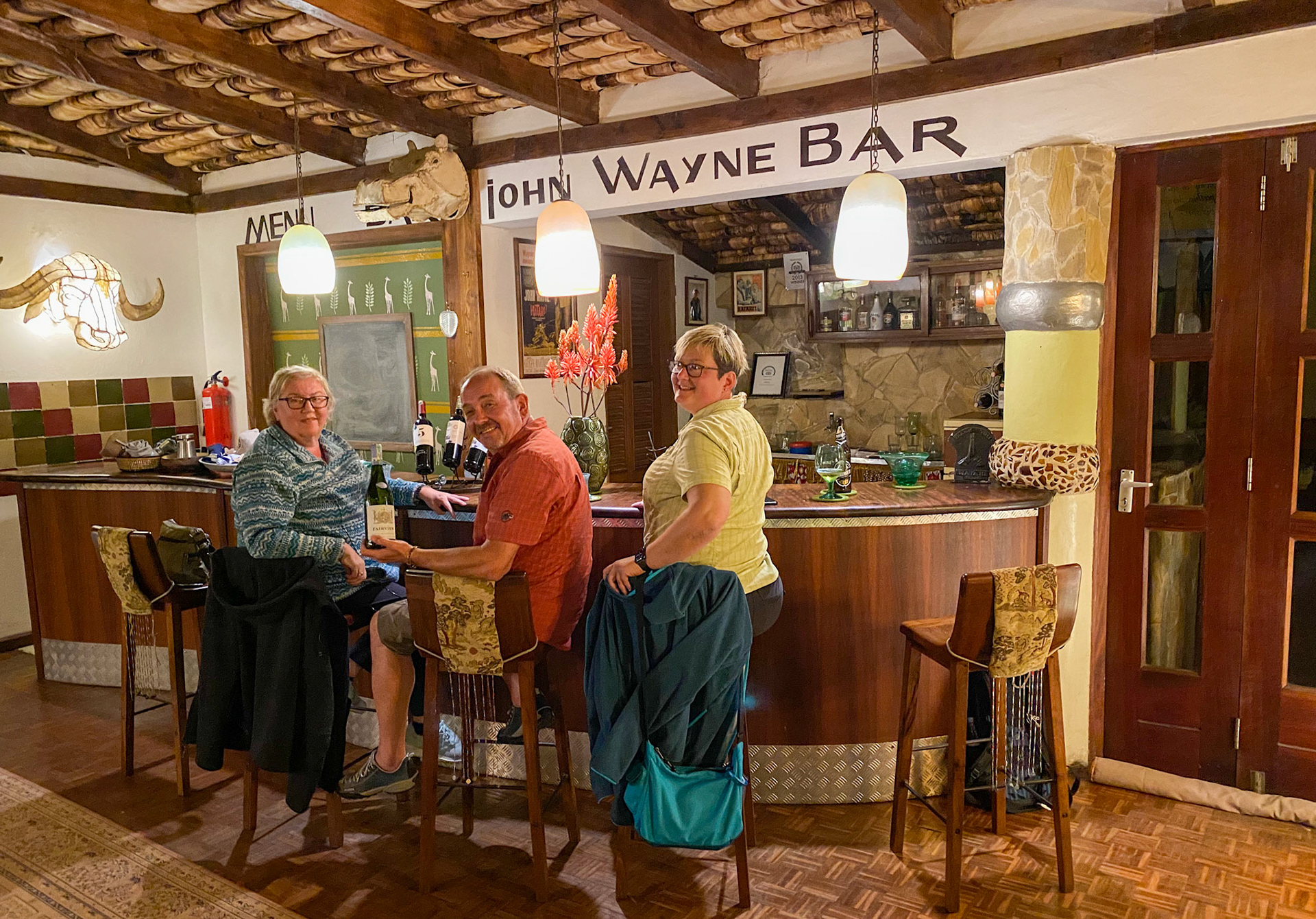 in der John Wayne Bar der Hatari Lodge