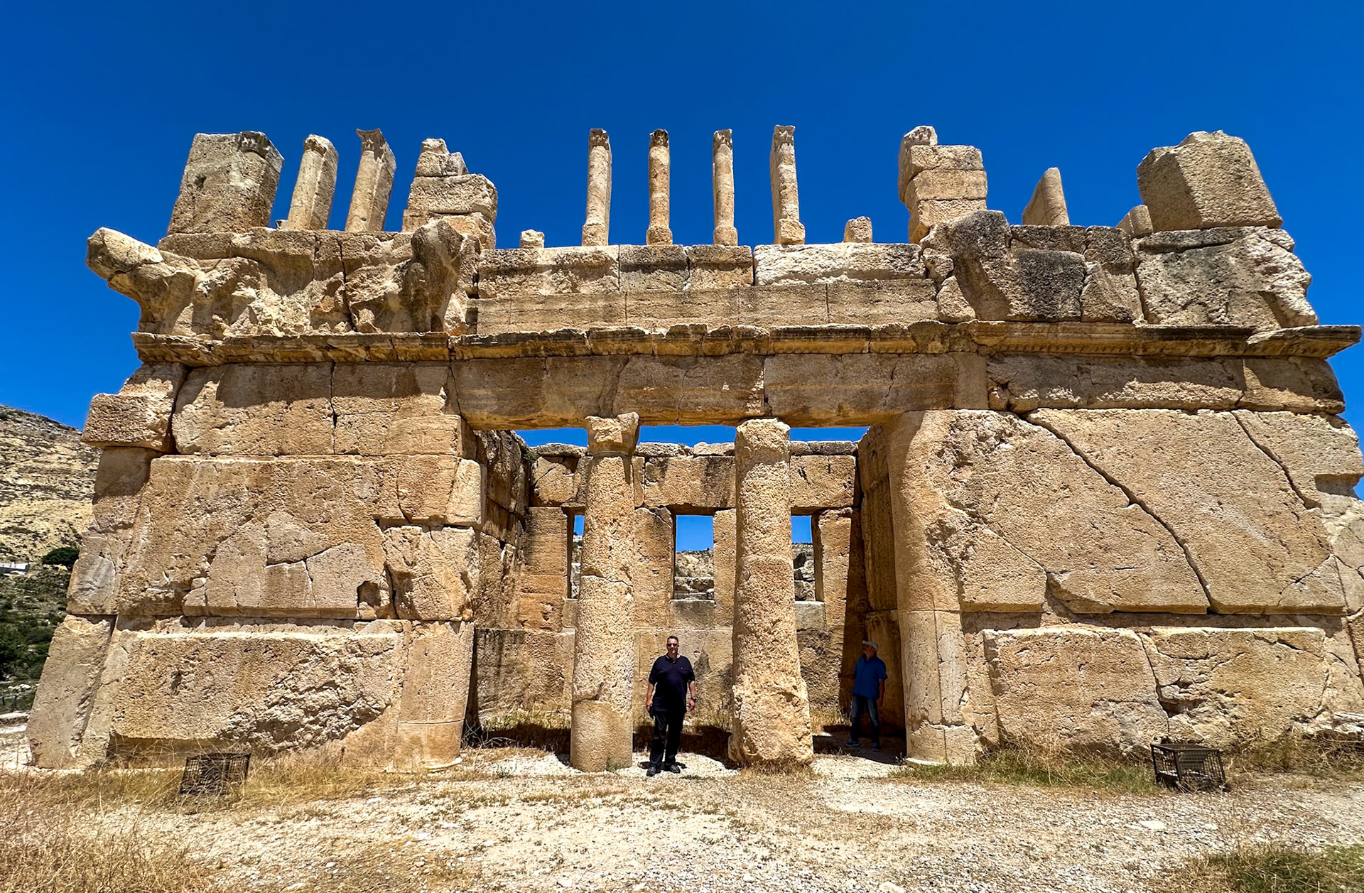 Qasr el-Abd:  ist ein archäologischer Fundplatz nahe Iraq el-Amir in Jordanien, etwa 20 Kilometer westlich von Amman gelegen. Es handelt sich um ein repräsentatives Gebäude aus hellenistischer Zeit