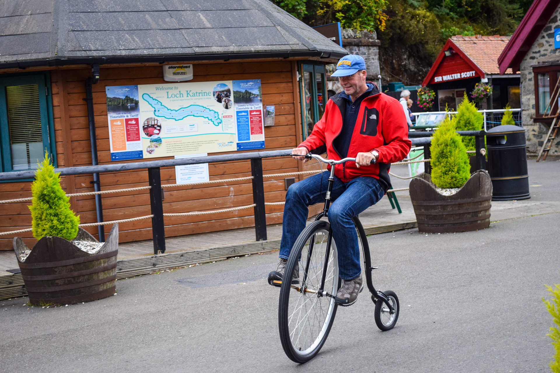 Michael probiert alle Fahrräder aus