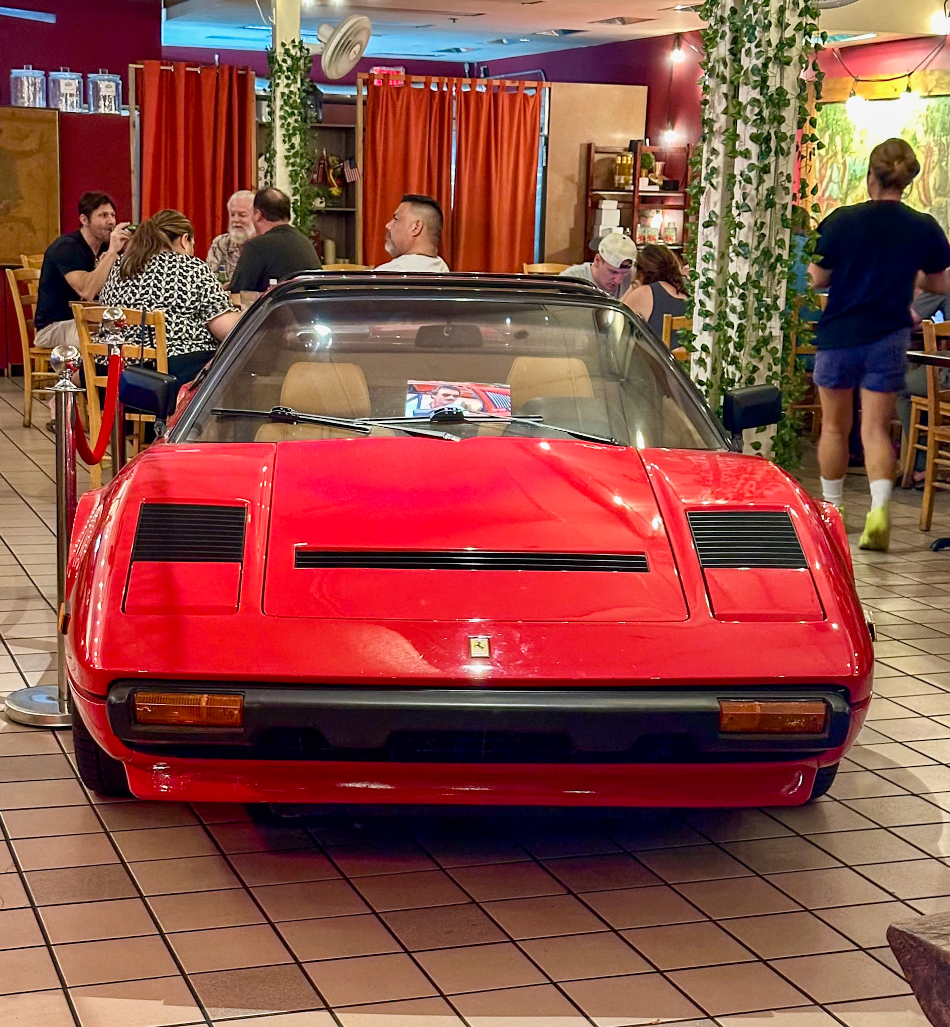 Magnums Ferrari in einer Pizzeria