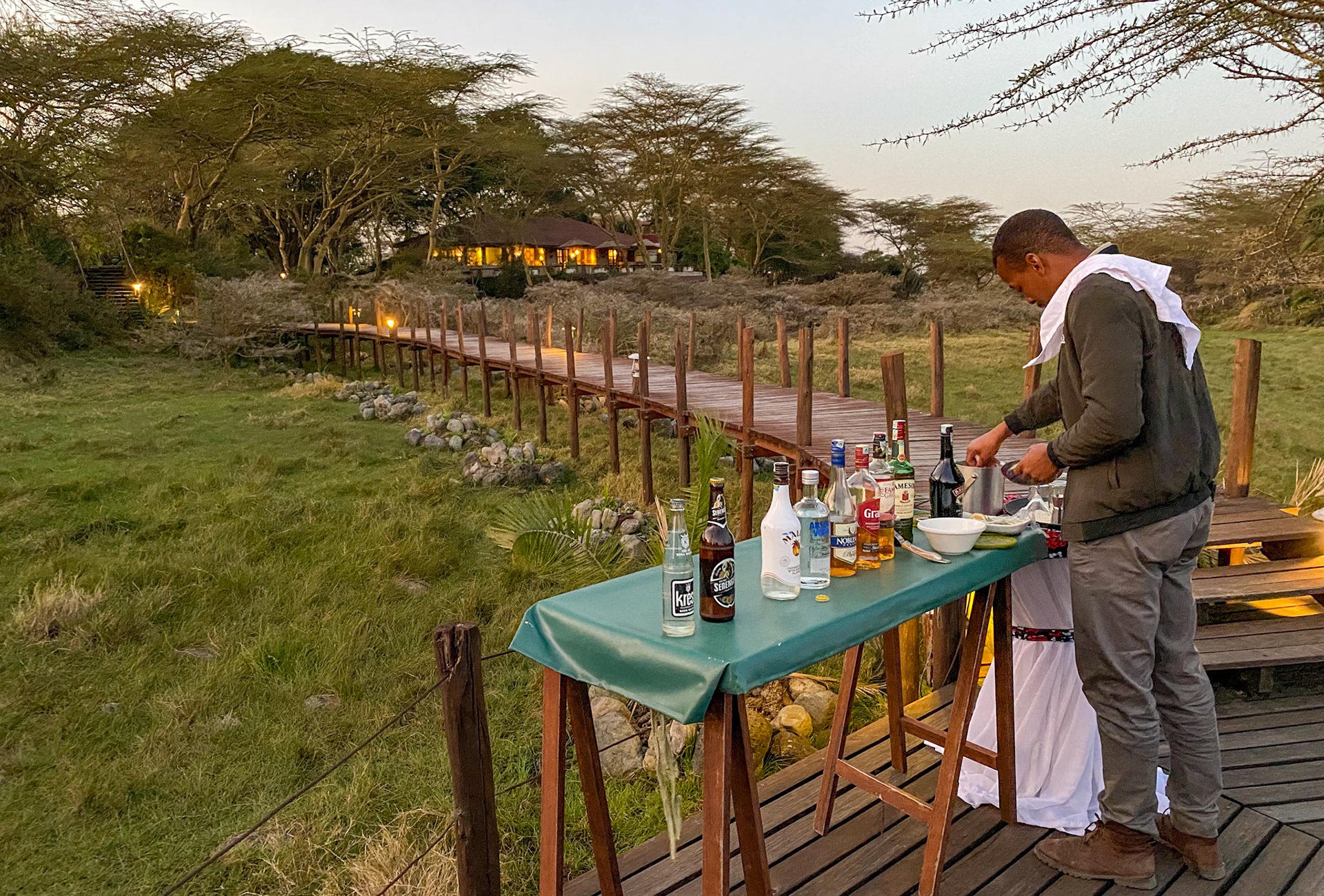 Sundowner in der Hatari Lodge