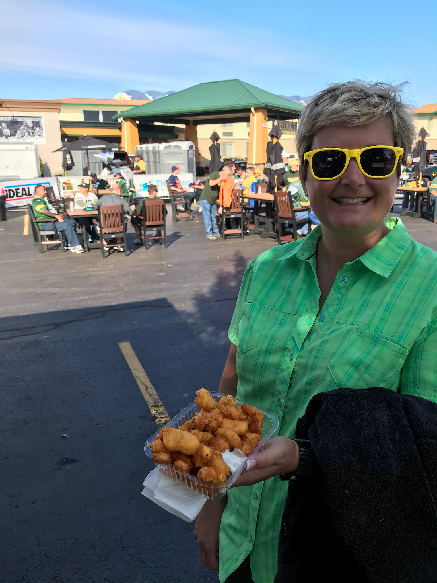 Cheese Balls vor dem Stadion