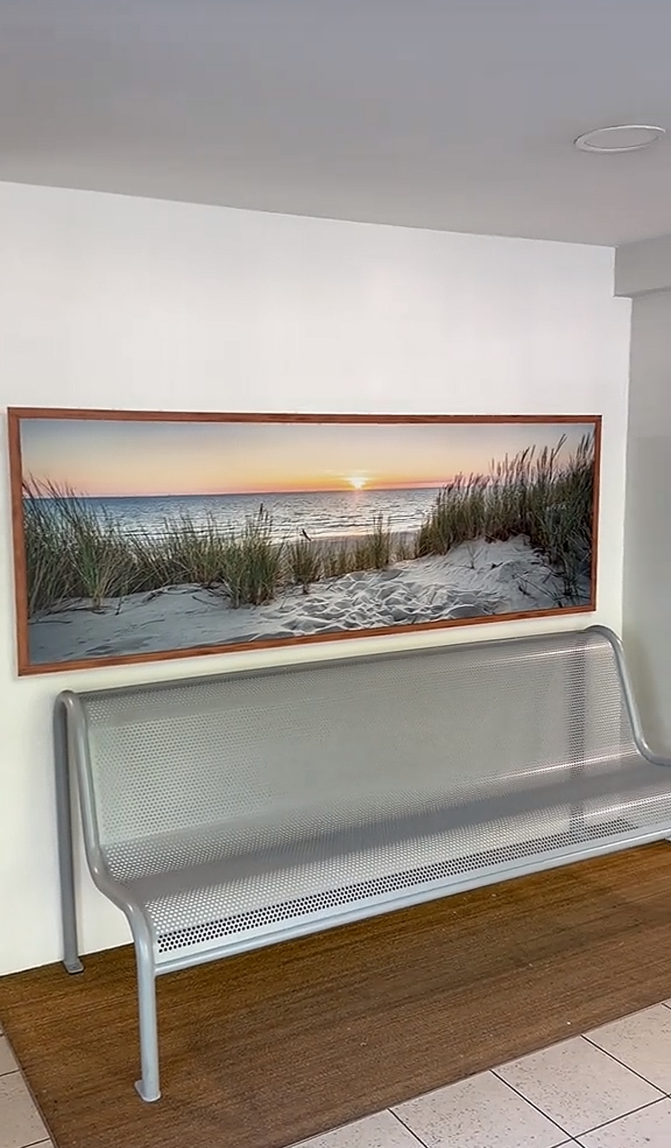 Salle d'attente avec un tableau réalisé en impression murale