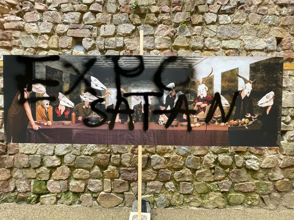 La Cène qui a manifestement succité cette réaction extrème était très visible sur l'expo, vu ses 2,5 m de large