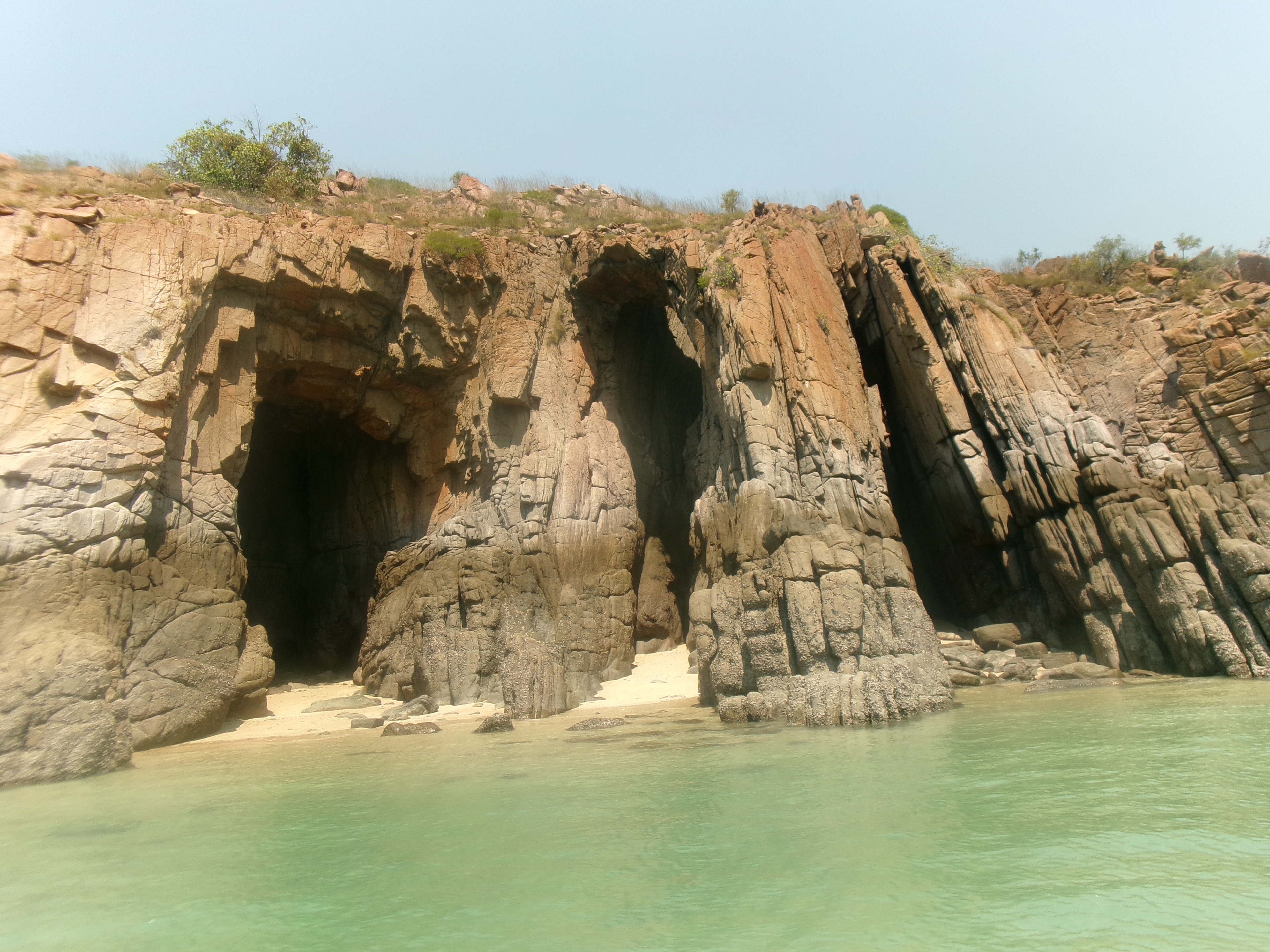 I know where it is but not what it's called. It's a cave and I could take photos from the outside. It's the first time I saw a cave and I liked it very much. © Johlando 2023 