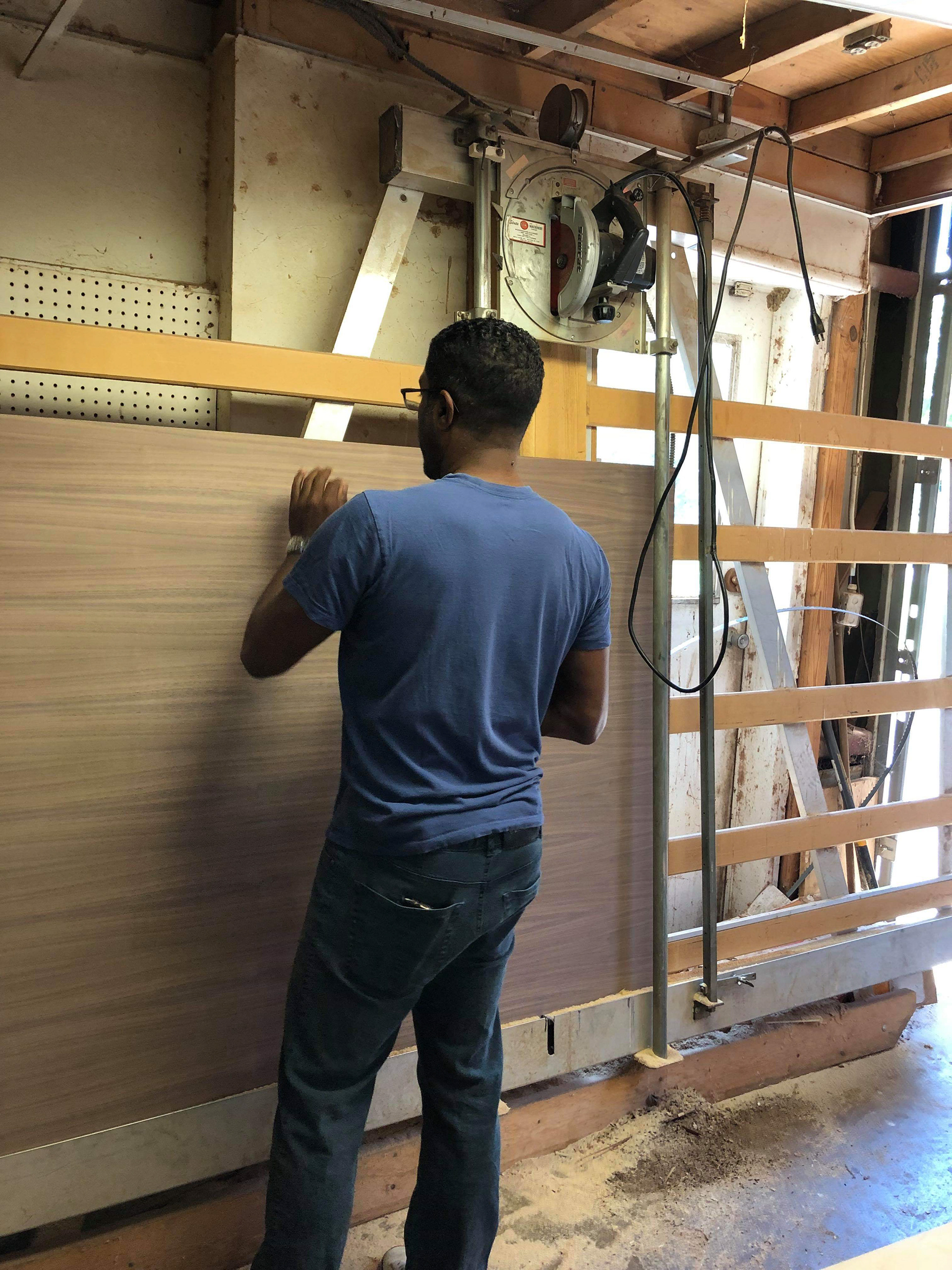Selecting walnut veneered plywood,