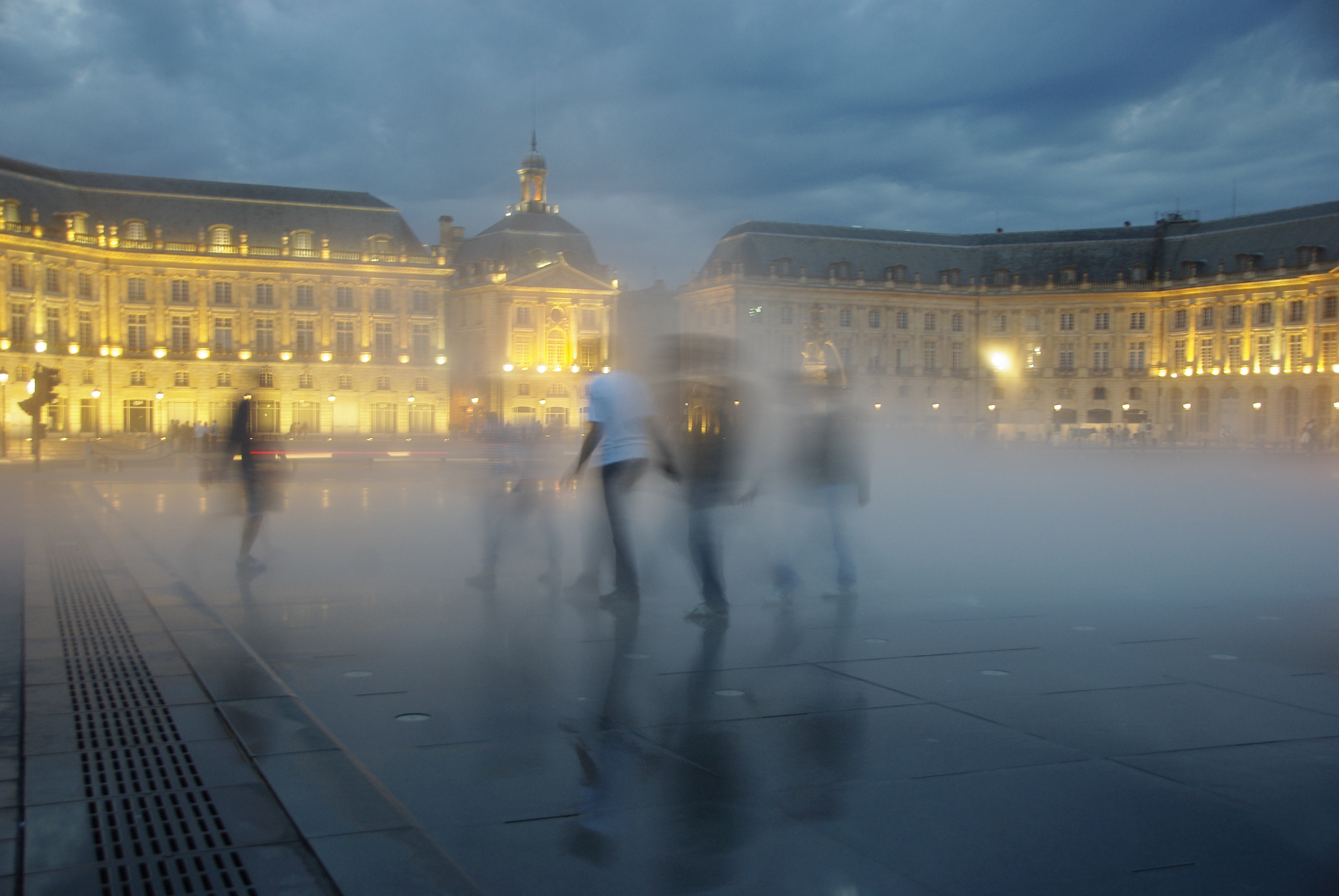 151- Des marcheurs dans la brume, Bordeaux