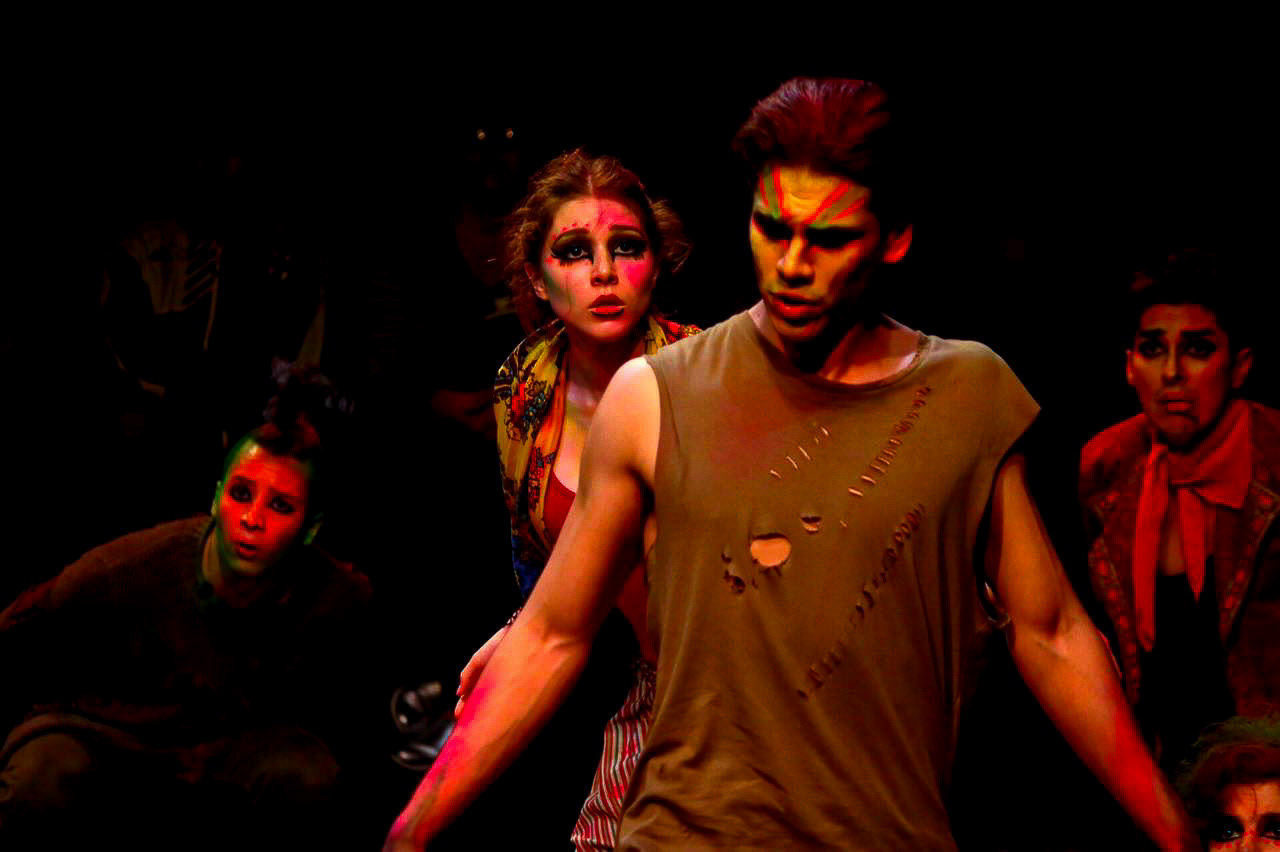 Andrés Estrada dando función de Teatro.