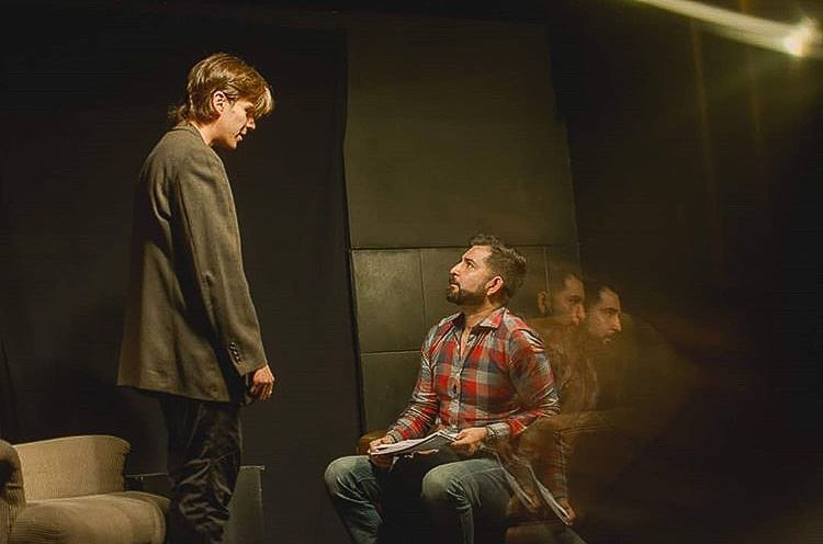 Carlos Cadena y Andrés Estrada ensayando para obra de teatro.