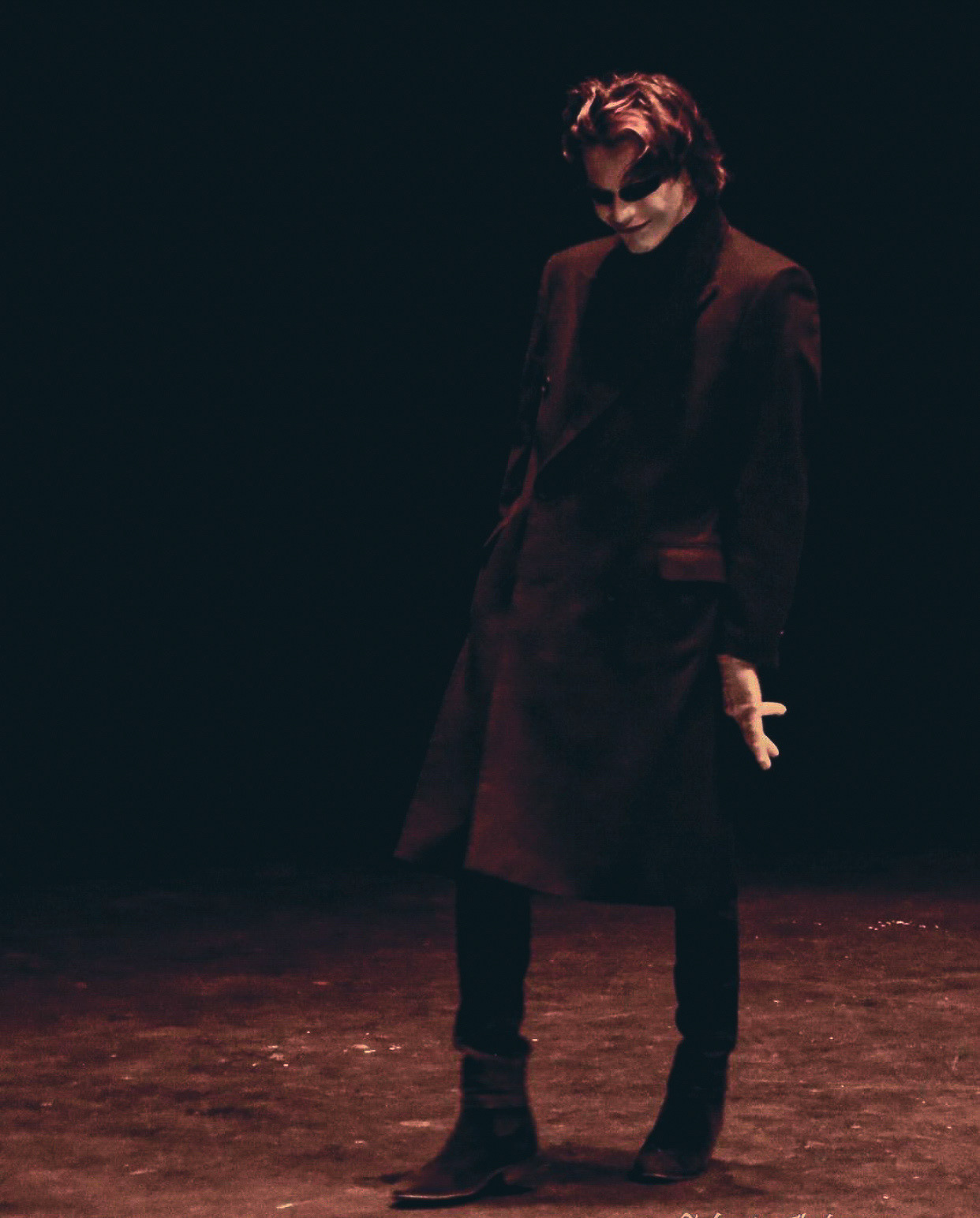 Andrés Estrada sobre el escenario en obra teatral En Crisis.