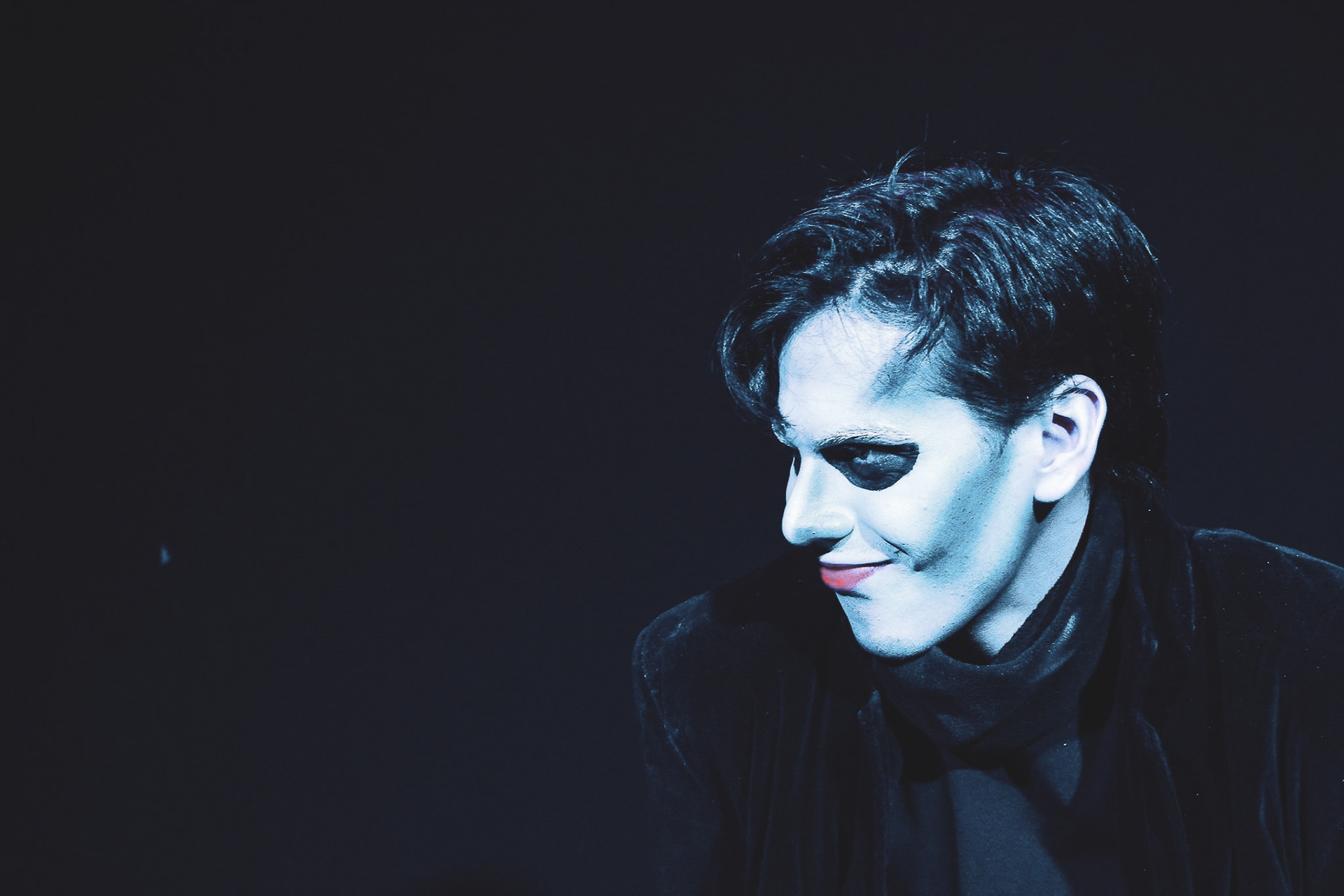 Andrés Estrada en obra de teatro En Crisis.