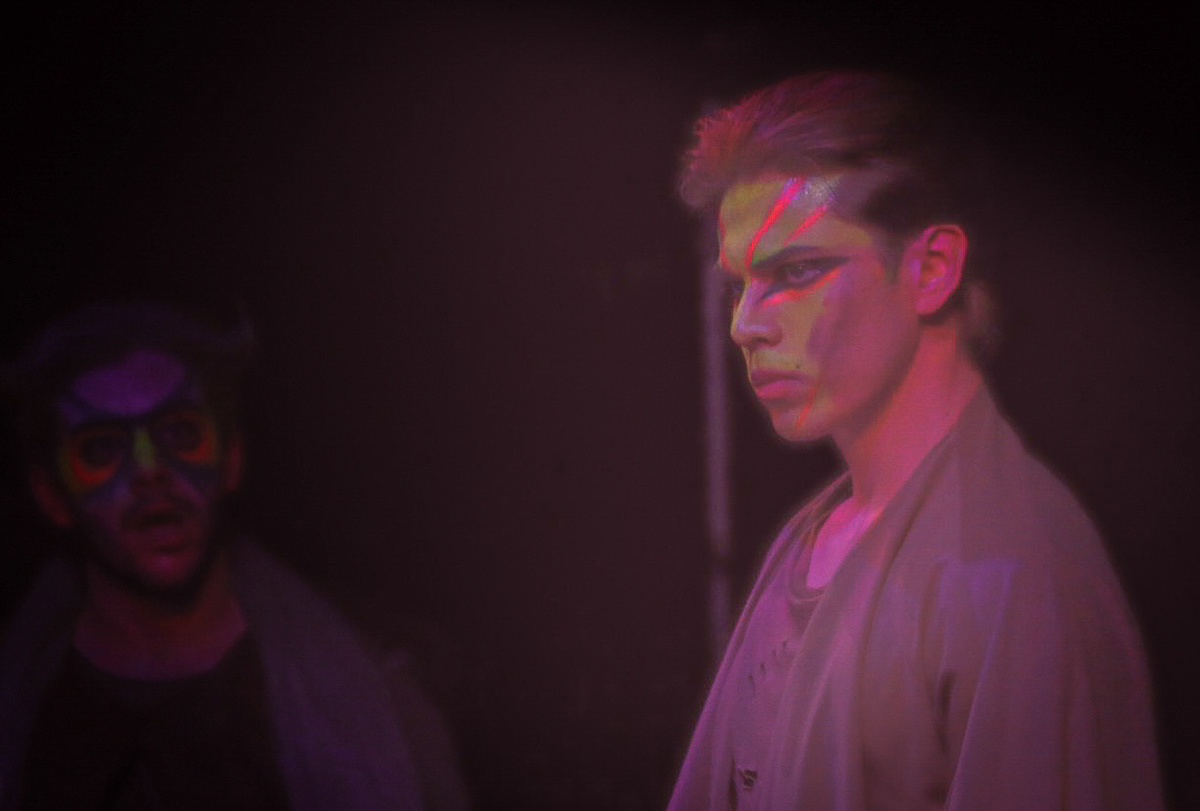 Andrés Estrada en obra de teatro.