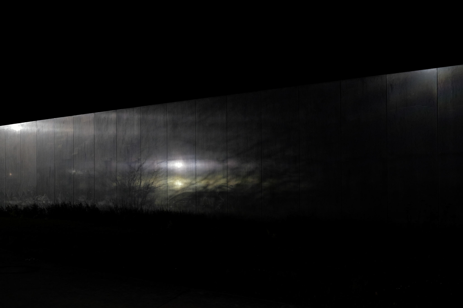 Louvre Lens, la nuit tombée.