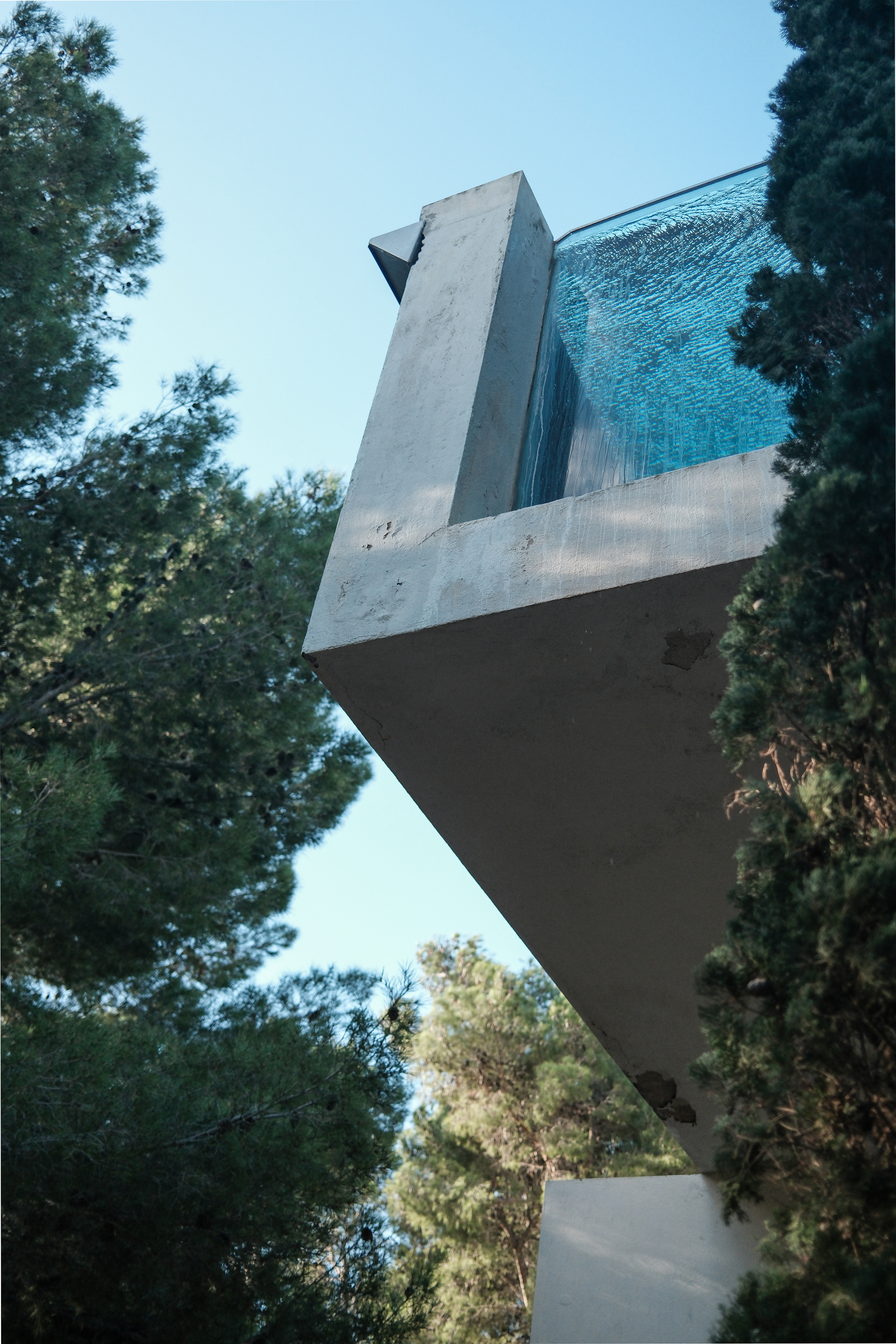 infinity pool in Catalunya Empordá, surrounded by pines, editorial by photographer Claudia Bonazzi based in Barcelona
