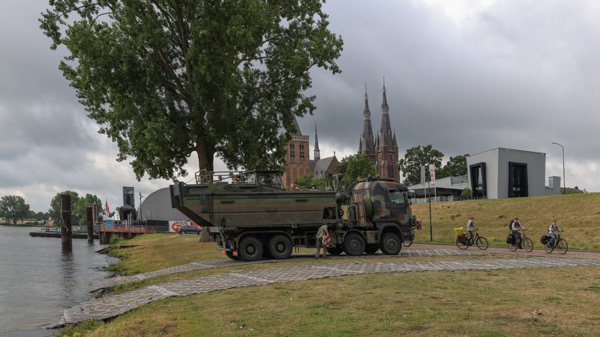 De pontonbrug in Cuijk tijdens de Vierdaagse van Nijmegen 2025 en de voorbereiding is al in volle gang.