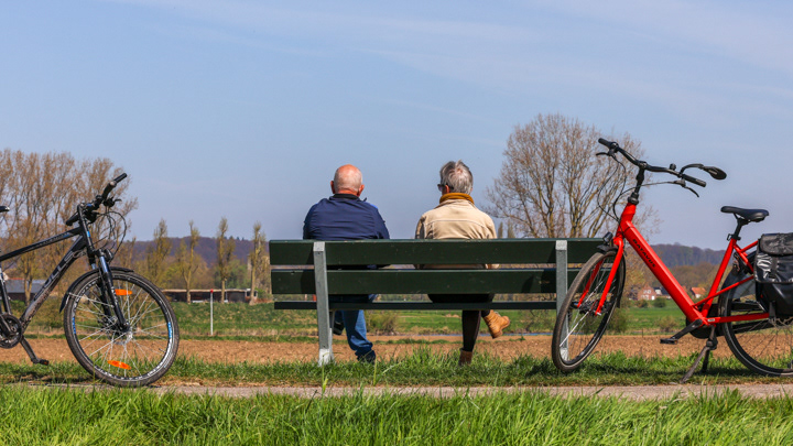 Fietstochtjes door het landschap Voor degenen die nog wat actiever zijn, bieden de fietspaden langs de Maas een uitnodiging voor avontuur. Op hun elektrische fietsen of traditionele tweewielers verkennen de ouderen het schilderachtige landschap. Ze stoppen bij historische plekjes, bewonderen oude boerderijen en genieten van een verfrissend drankje op een terrasje. De zachte voorjaarsbries en de zon op hun gezichten geven hen een gevoel van vrijheid en vitaliteit.