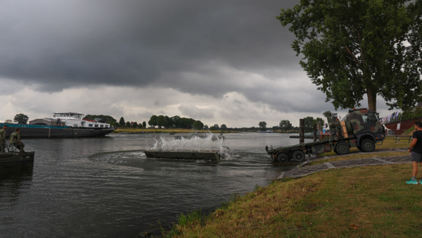 De pontonbrug in Cuijk tijdens de Vierdaagse van Nijmegen 2025 en de voorbereiding is al in volle gang.