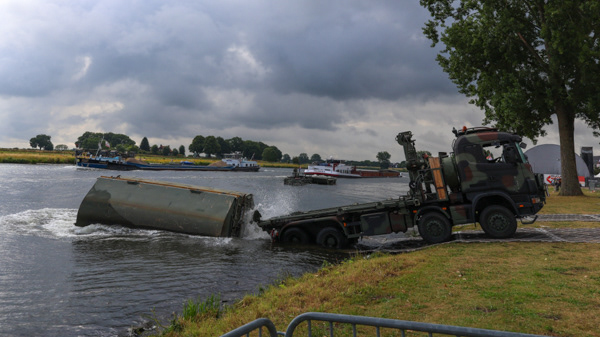 De pontonbrug in Cuijk tijdens de Vierdaagse van Nijmegen 2025 en de voorbereiding is al in volle gang.