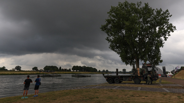 De pontonbrug in Cuijk tijdens de Vierdaagse van Nijmegen 2025 en de voorbereiding is al in volle gang.