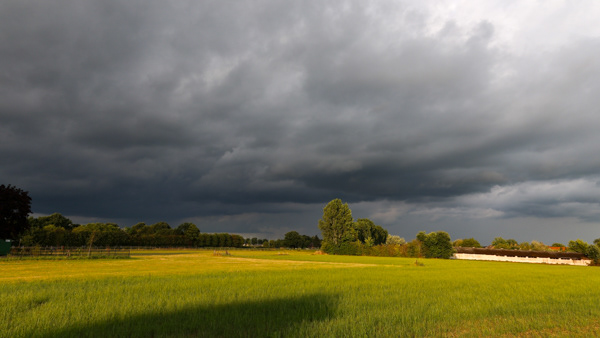 Zon en de laatste regen buien verdwijnt