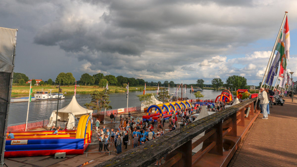 Zon en droog en tijdens Vierdaagse Zeskamp aan de Maaskade Cuijk