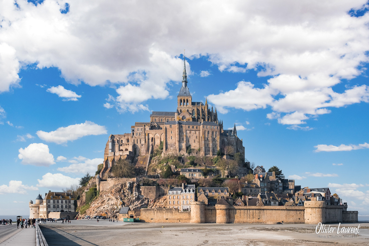 Le mont Saint-Michel sous les nuages