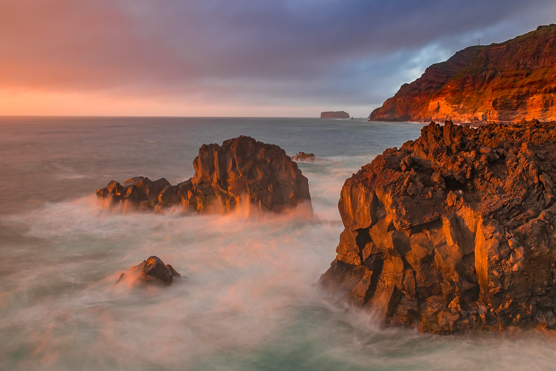 Felsige Küste und das Wasserspiel