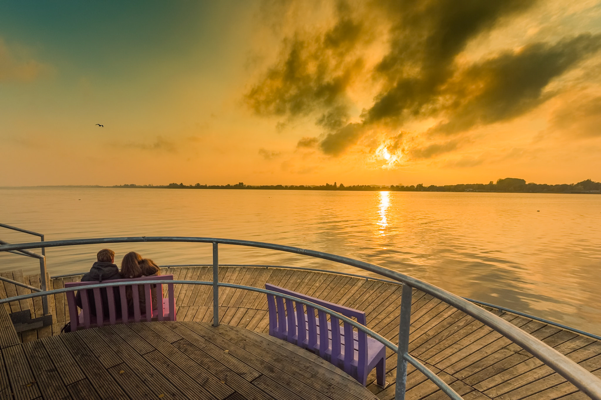 Junges Paar auf dem Sonnendeck am Uckersee bei Sonnenuntergang