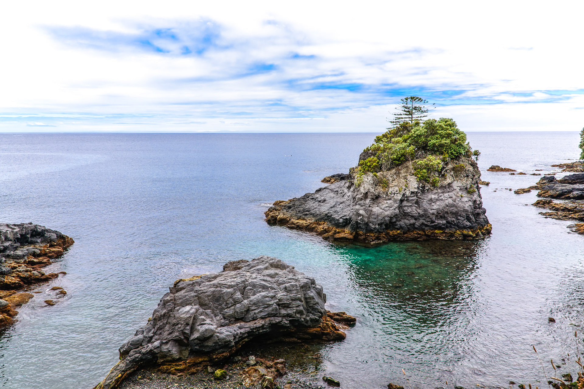 Rochas ao largo da costa