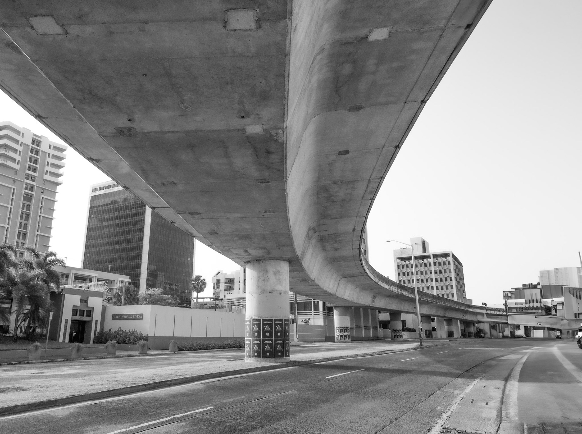 El concreto se convierte en escultura cuando las líneas guían la mirada hacia el infinito.