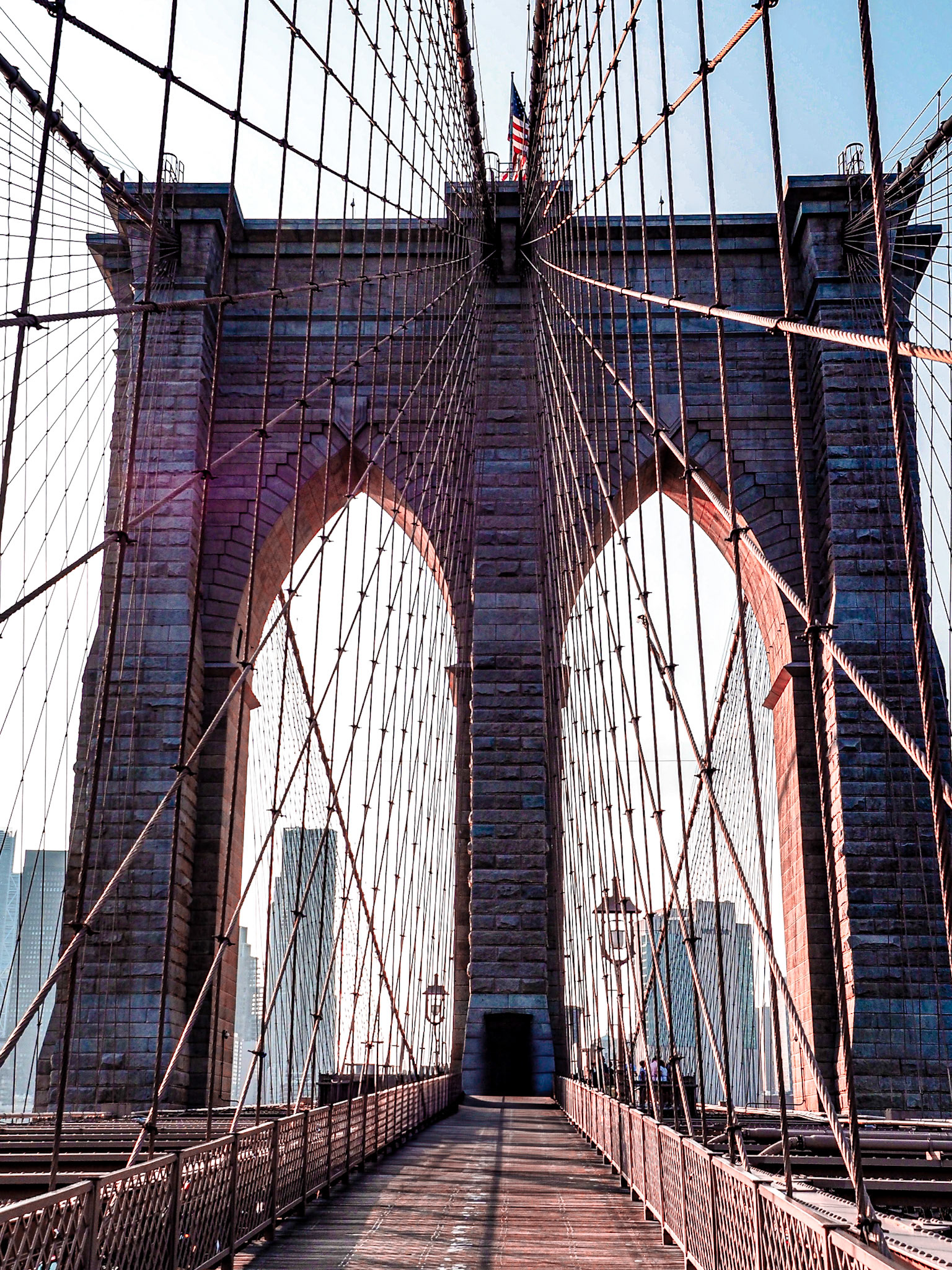 Un entramado de cables y piedra que une orillas y épocas, símbolo de conexión y permanencia.
